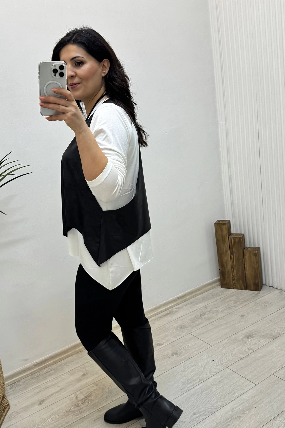 Deri Yelekli Kolye Aksesuarlı Bluz