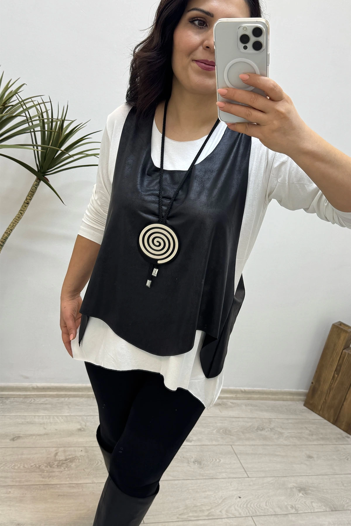 Deri Yelekli Kolye Aksesuarlı Bluz