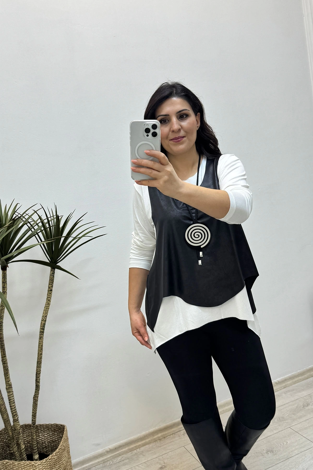 Deri Yelekli Kolye Aksesuarlı Bluz