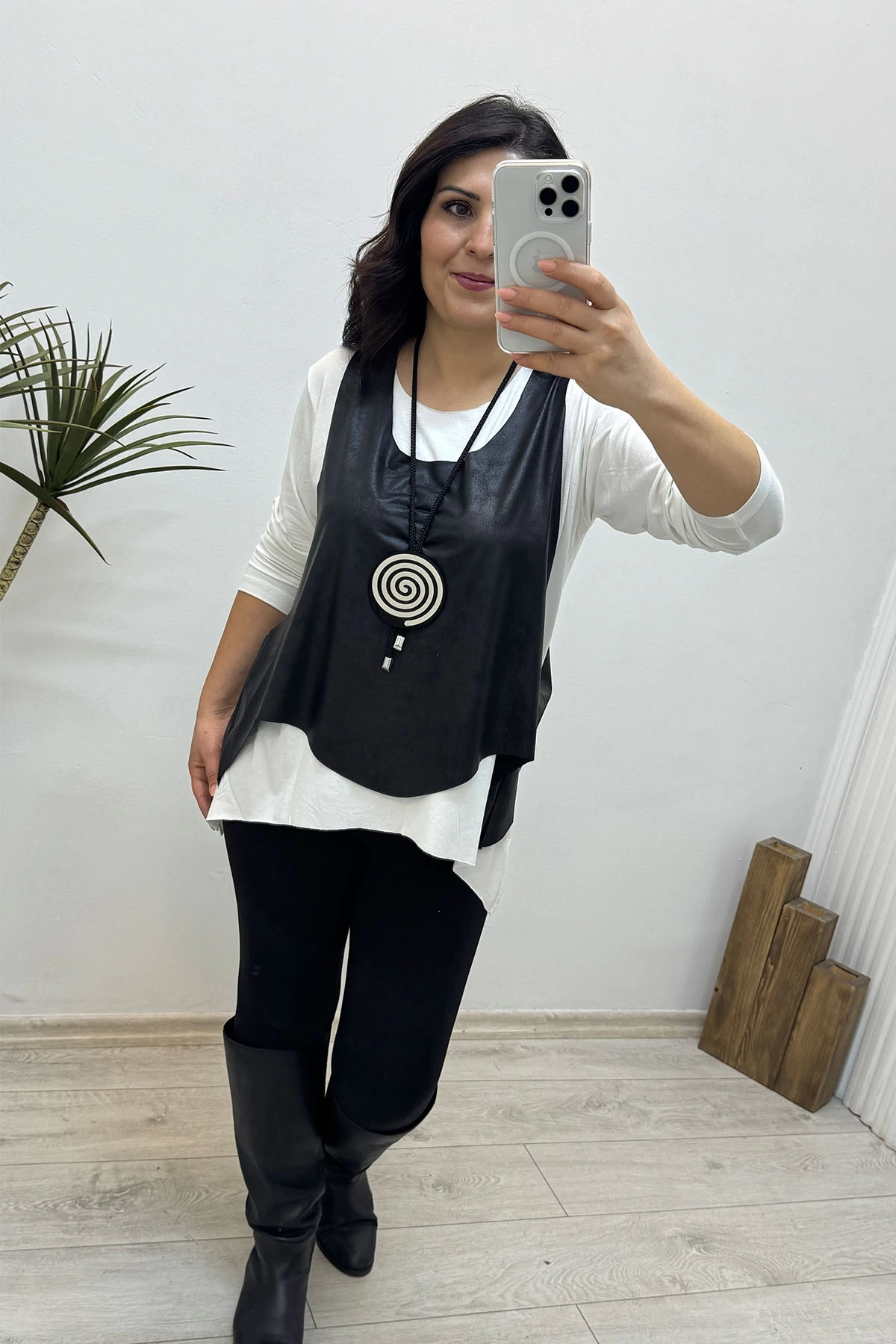 Deri Yelekli Kolye Aksesuarlı Bluz