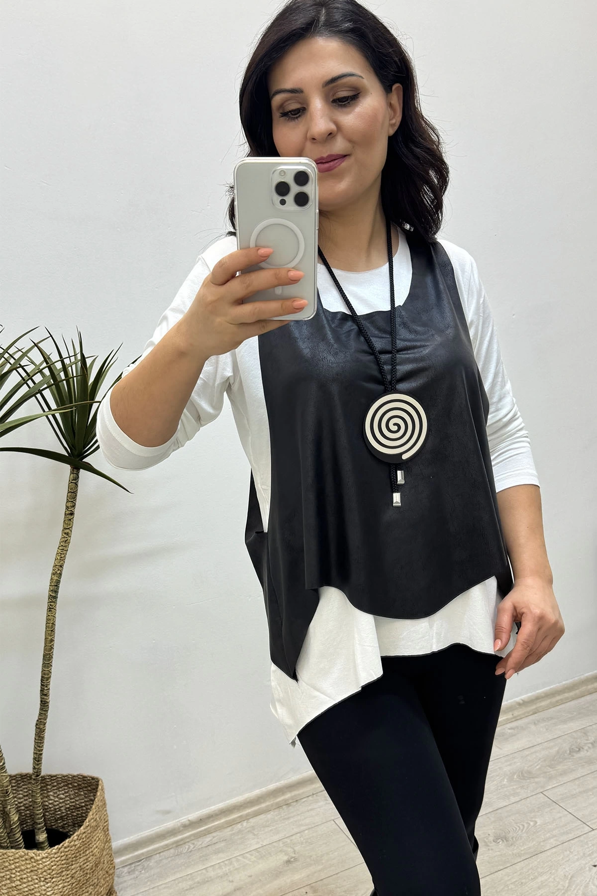 Deri Yelekli Kolye Aksesuarlı Bluz