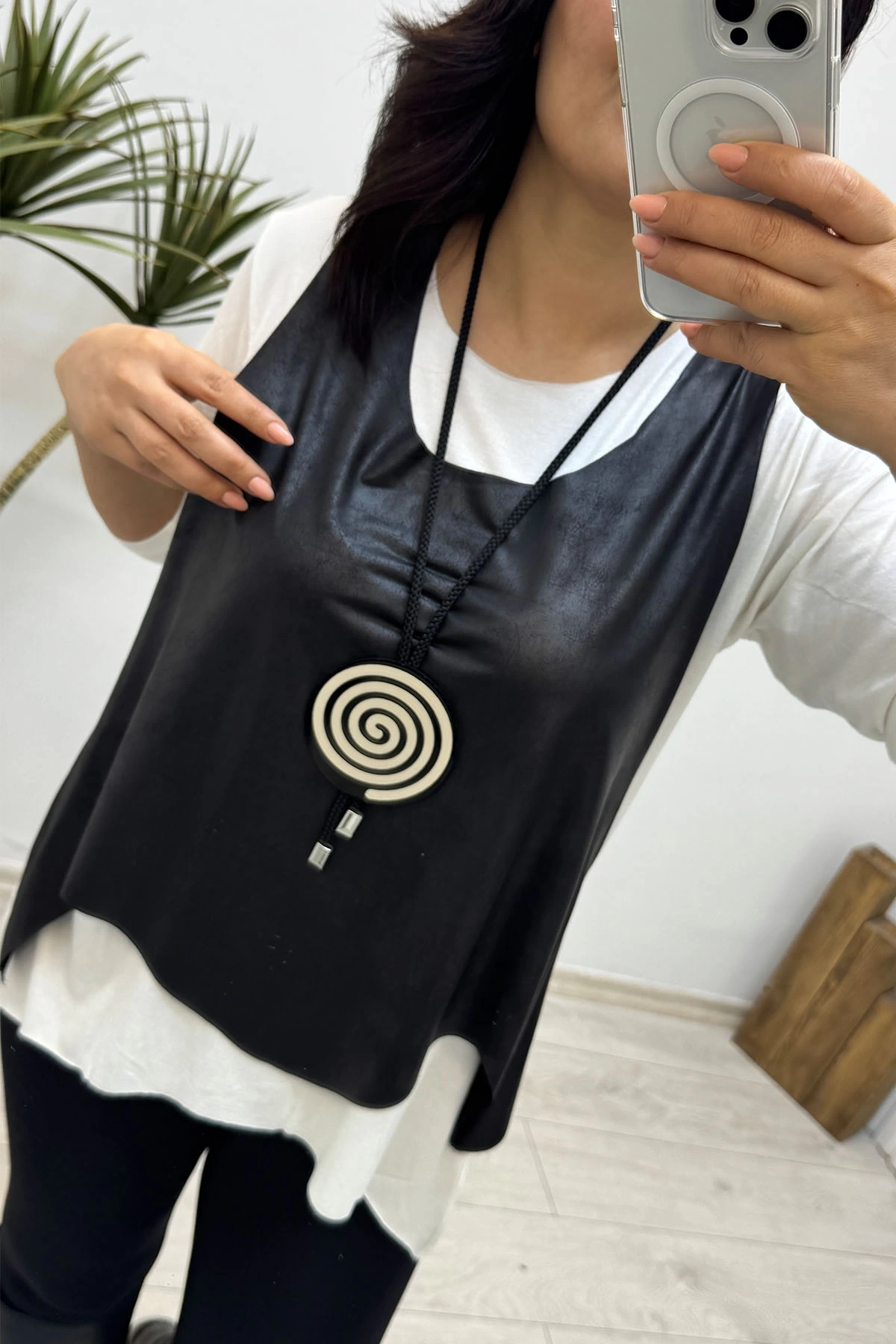 Deri Yelekli Kolye Aksesuarlı Bluz