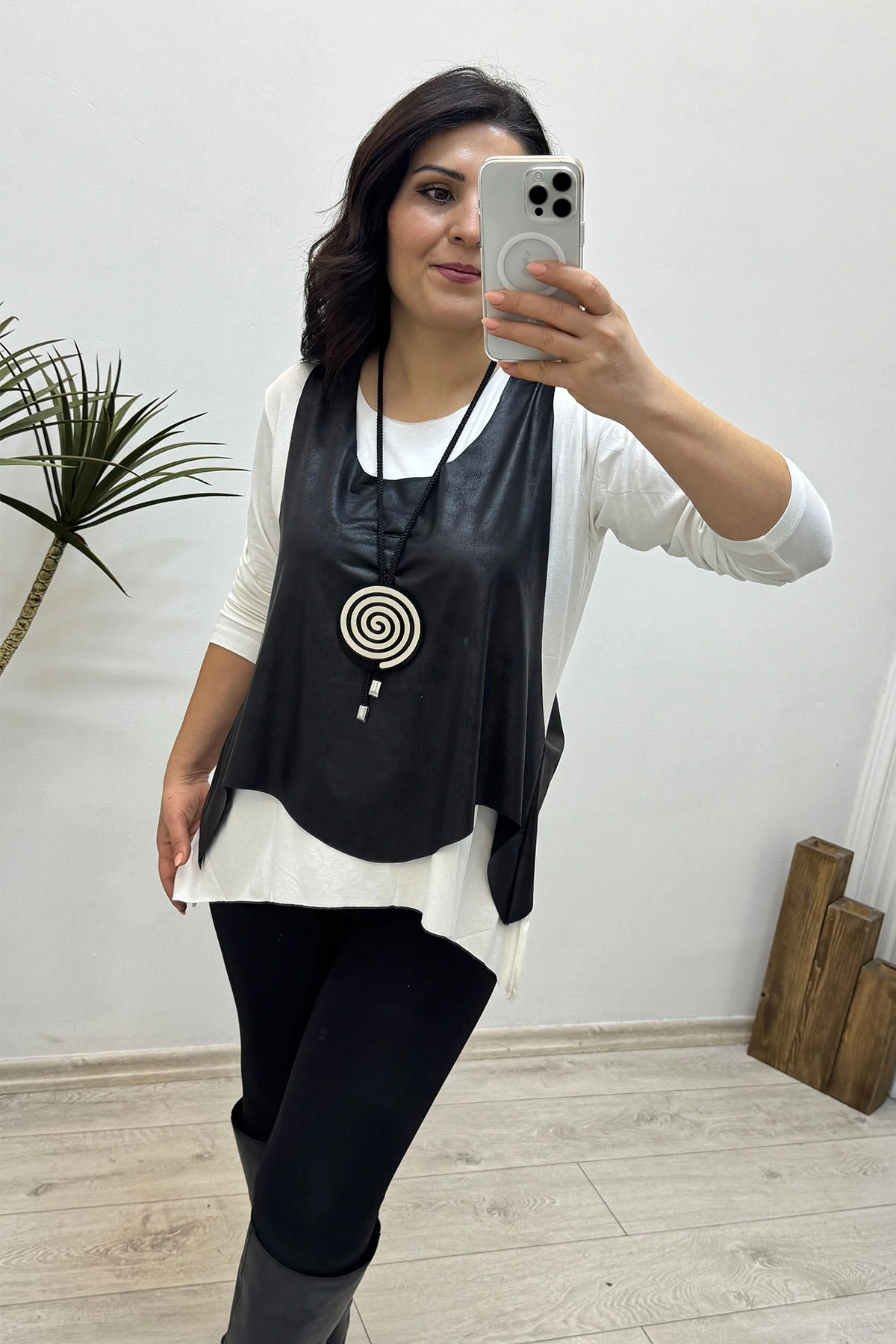 Deri Yelekli Kolye Aksesuarlı Bluz