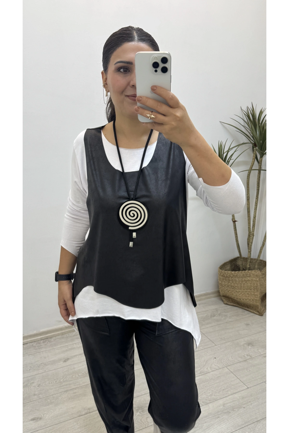 Deri Yelekli Kolyeli Üçlü Takım