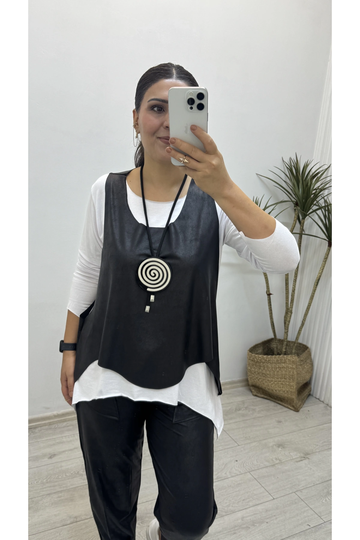 Deri Yelekli Kolyeli Üçlü Takım