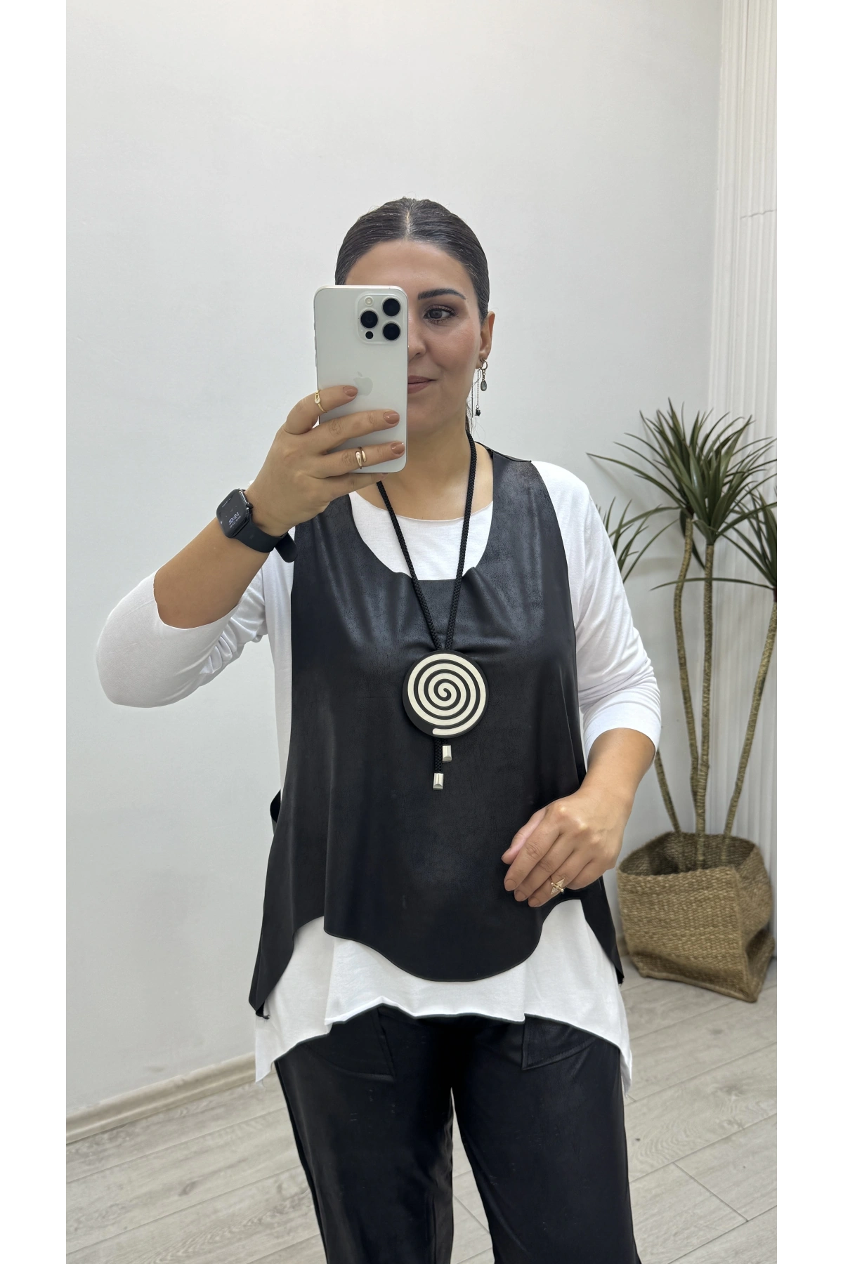 Deri Yelekli Kolyeli Üçlü Takım