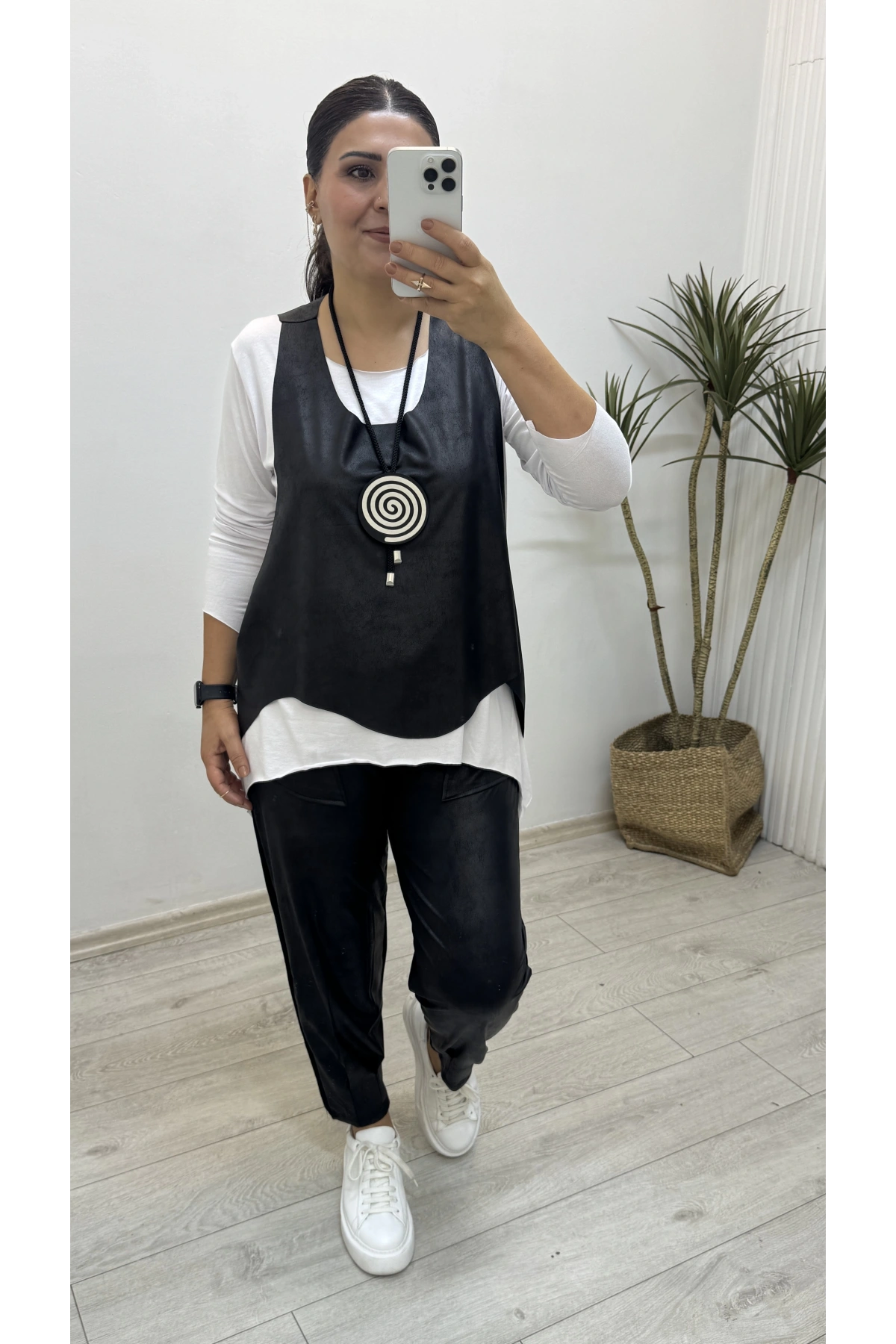 Deri Yelekli Kolyeli Üçlü Takım