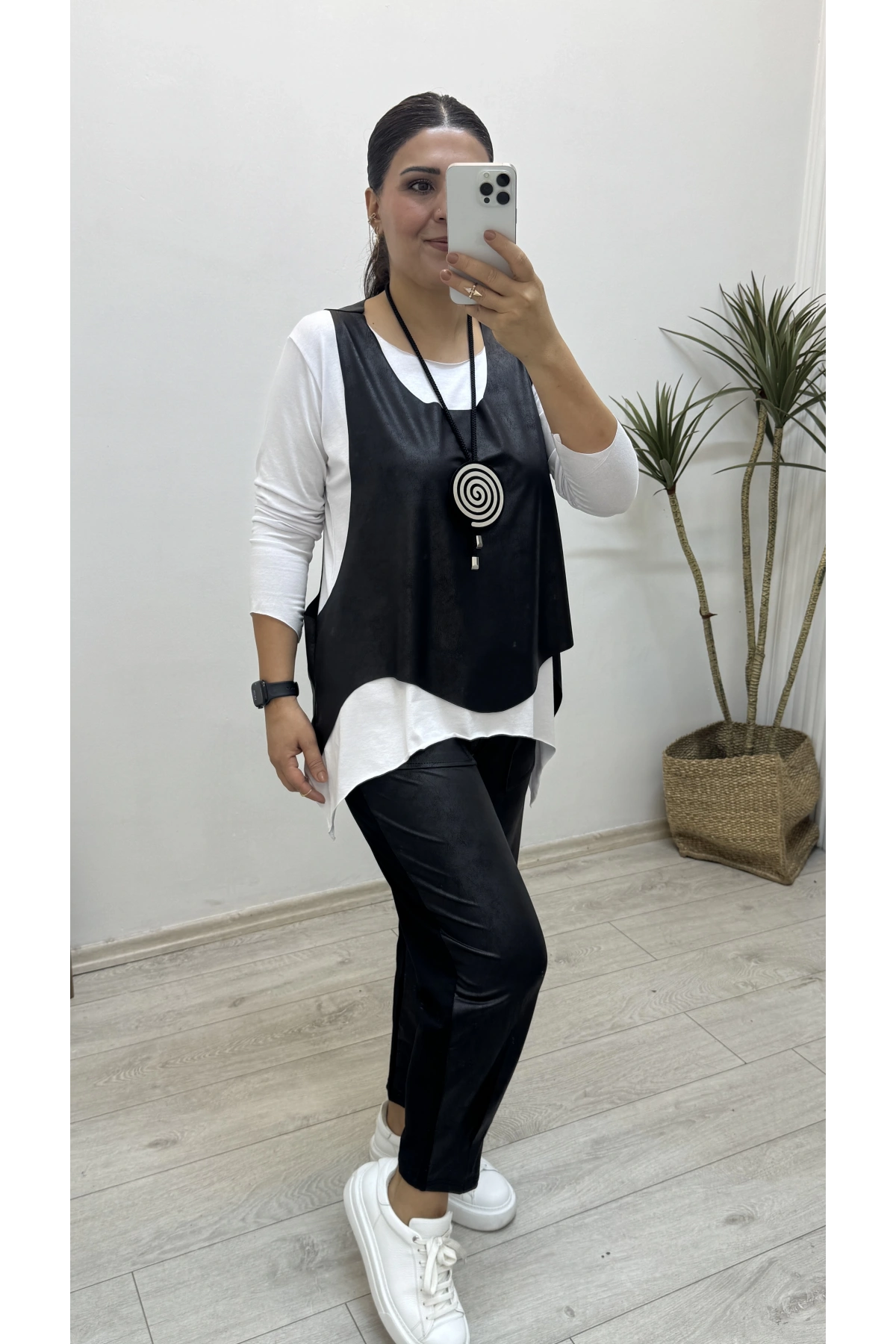 Deri Yelekli Kolyeli Üçlü Takım