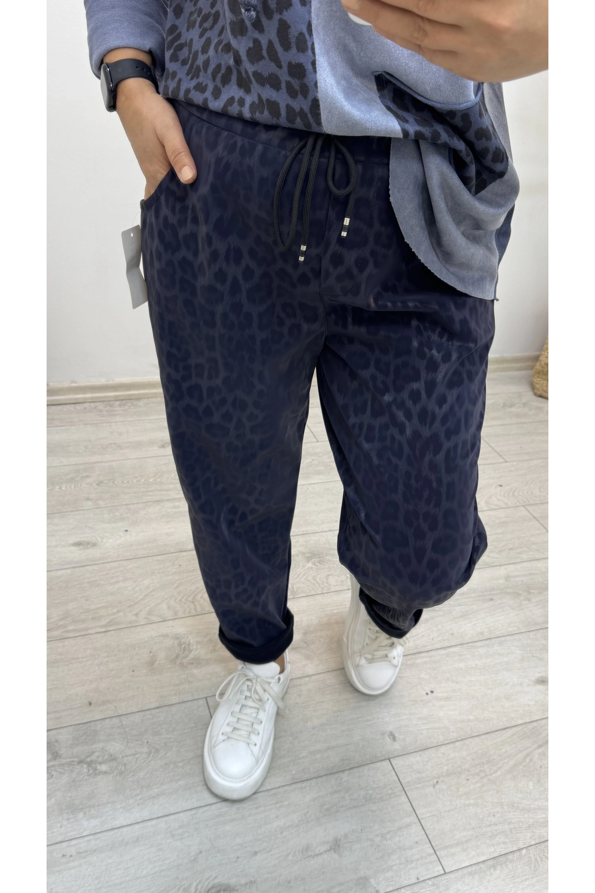 İthal Deri Görünümlü Leopar Baskılı Lacivert Pantolon