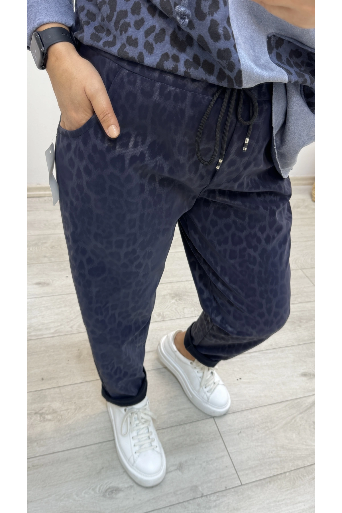 İthal Deri Görünümlü Leopar Baskılı Lacivert Pantolon