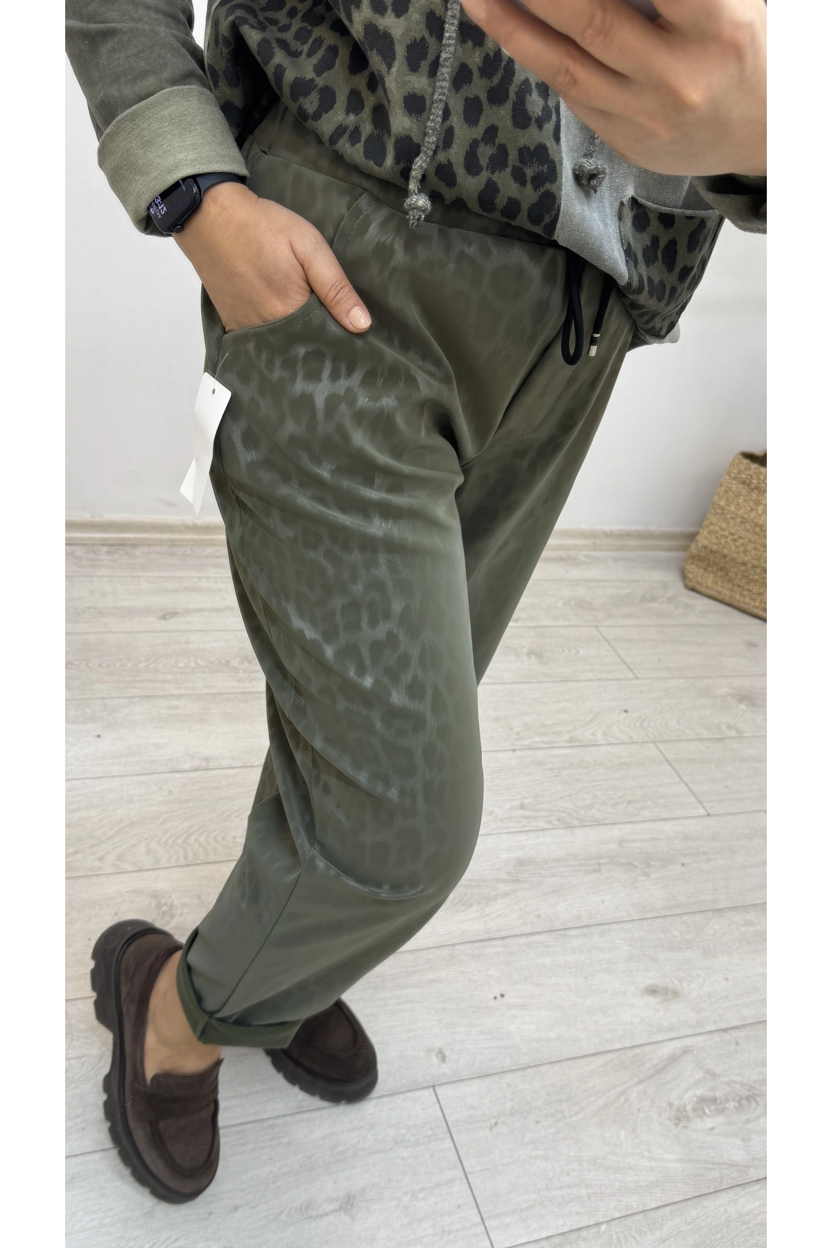 İthal Deri Görünümlü Leopar Baskılı Yeşil Pantolon