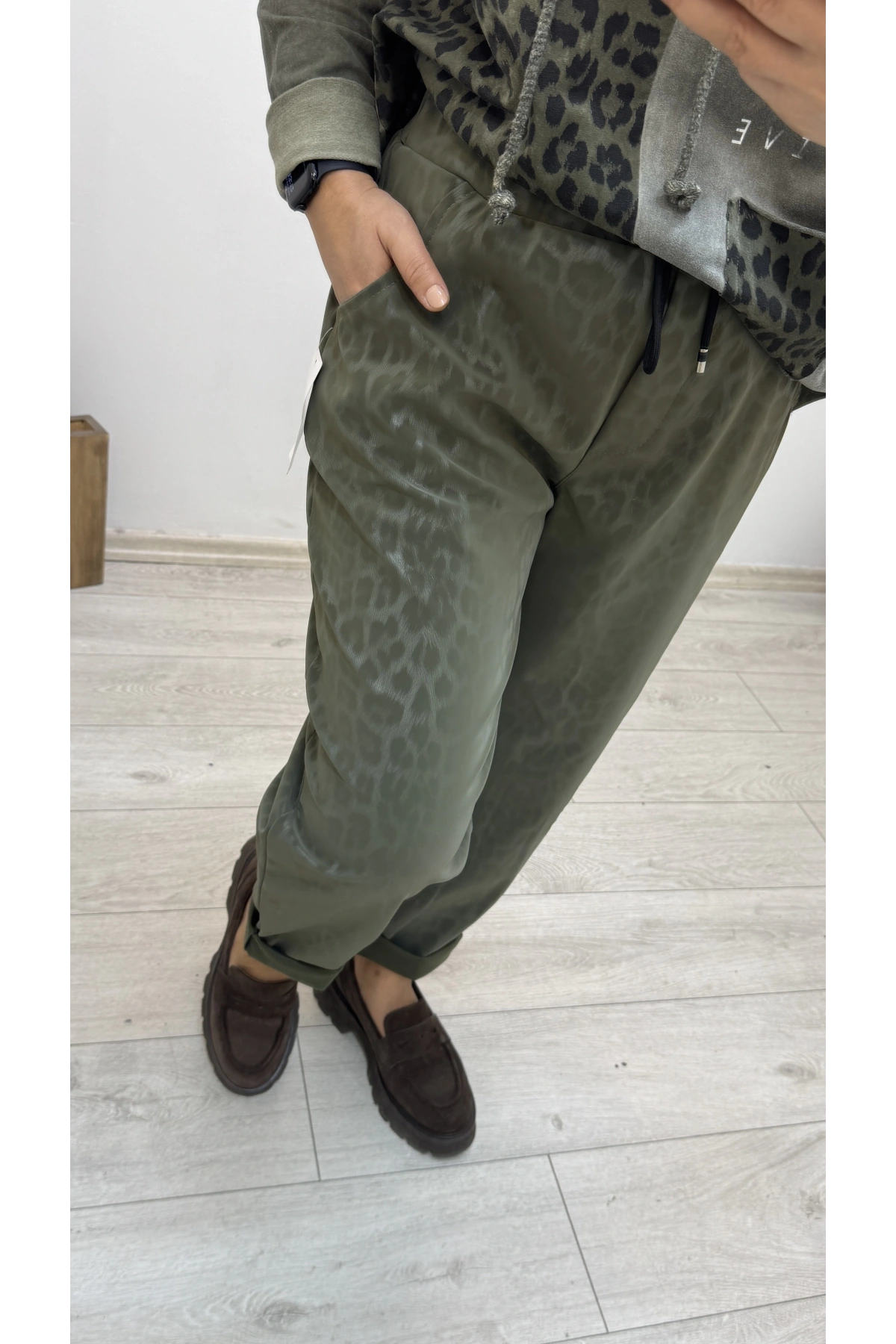 İthal Deri Görünümlü Leopar Baskılı Yeşil Pantolon