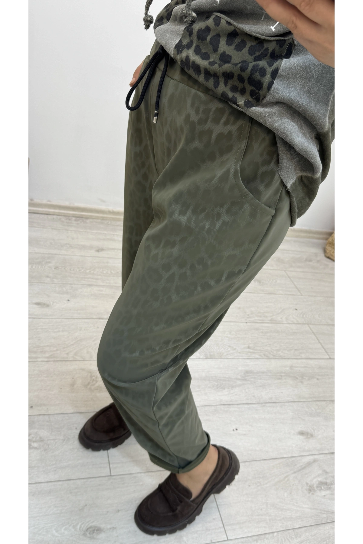 İthal Deri Görünümlü Leopar Baskılı Yeşil Pantolon