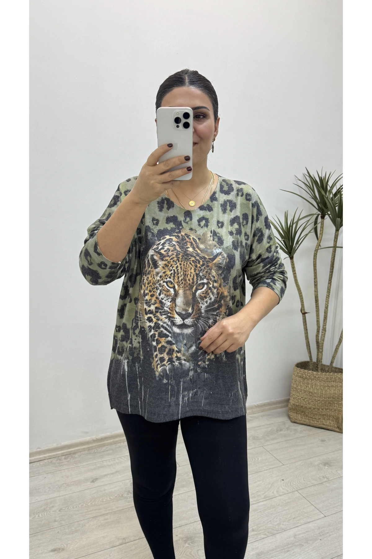 Kaplan Baskılı Leopar Desenli İthal Yeşil Bluz