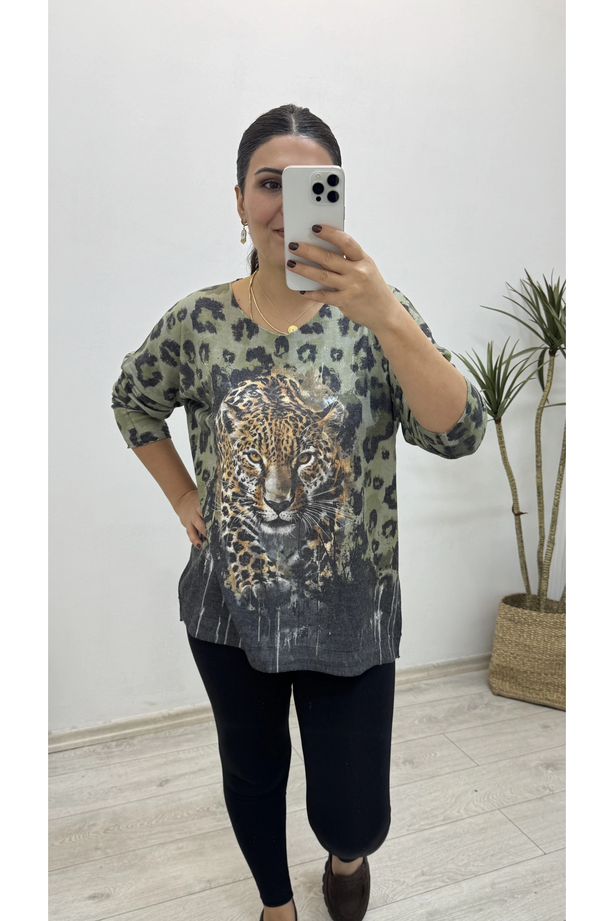 Kaplan Baskılı Leopar Desenli İthal Yeşil Bluz
