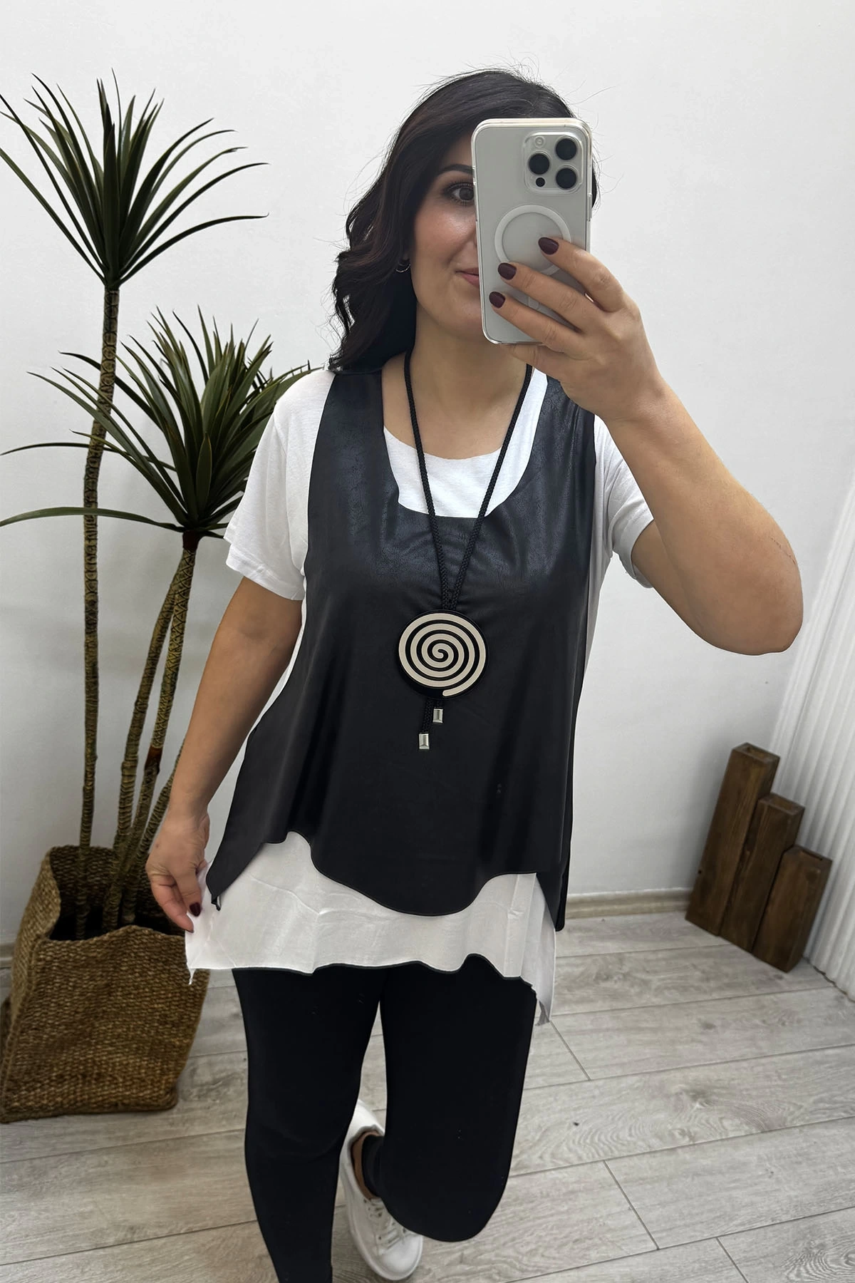 Kısa Kol Deri Yelekli Kolyeli Bluz Beyaz