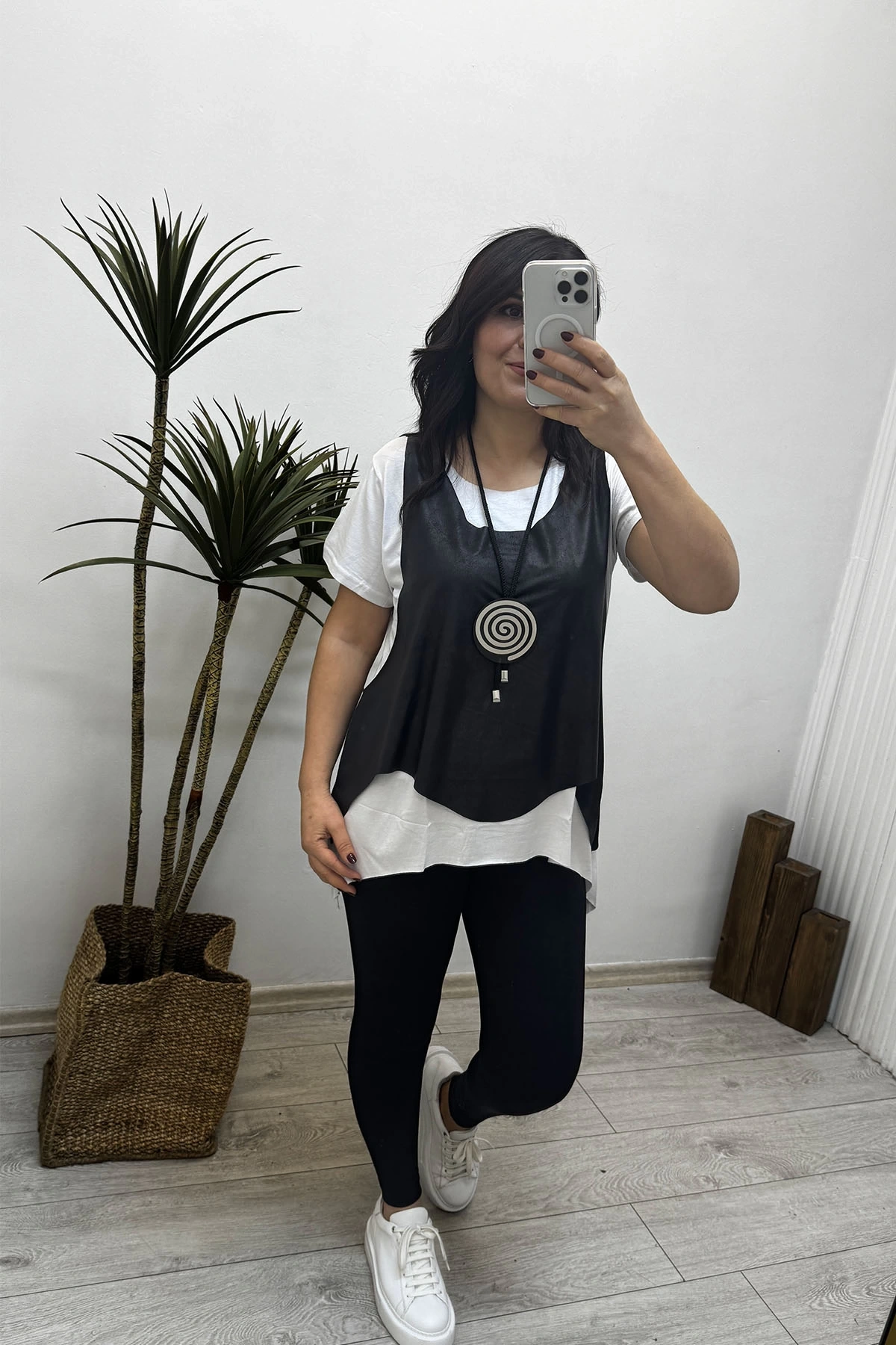 Kısa Kol Deri Yelekli Kolyeli Bluz Beyaz