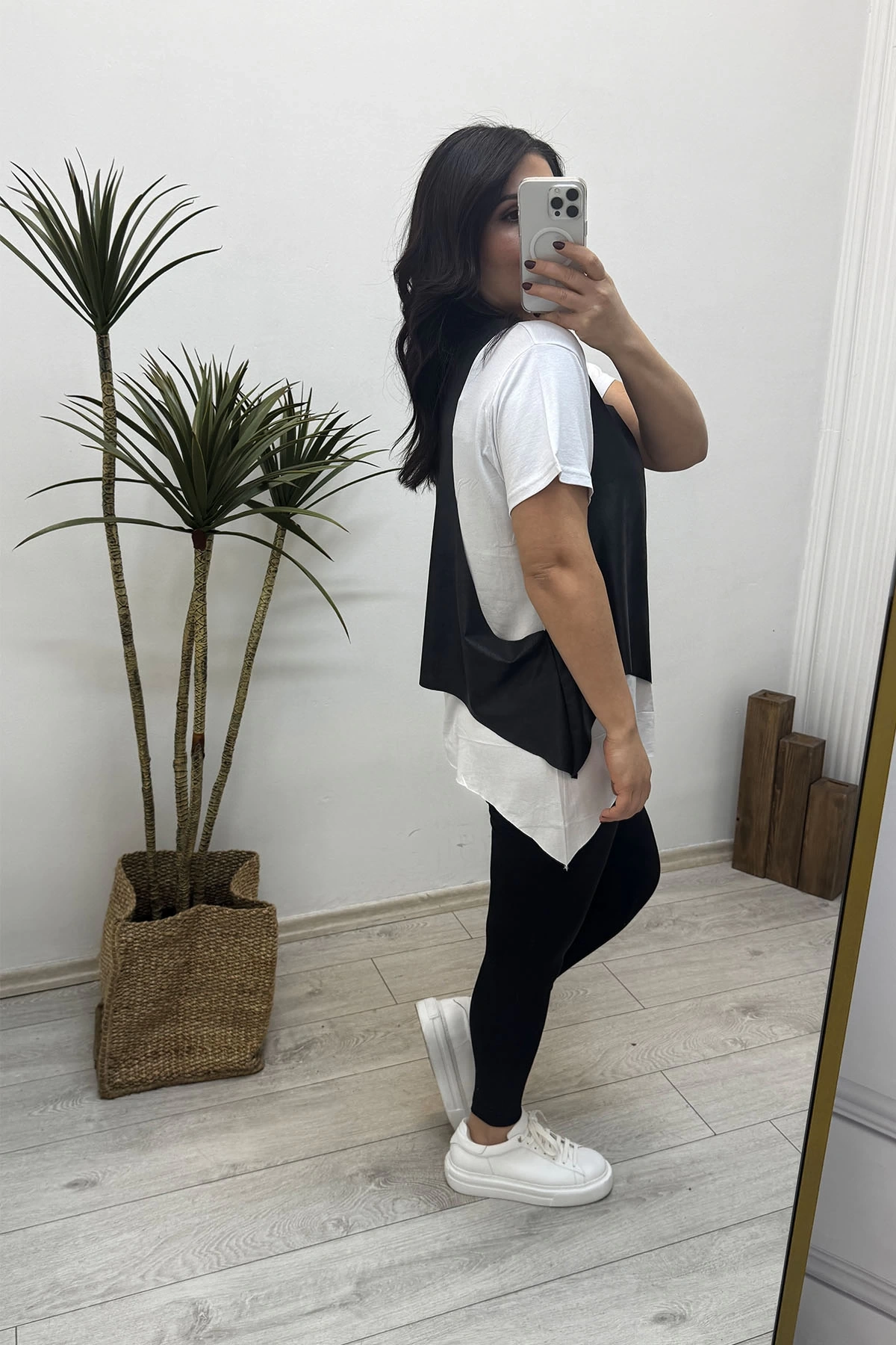 Kısa Kol Deri Yelekli Kolyeli Bluz Beyaz