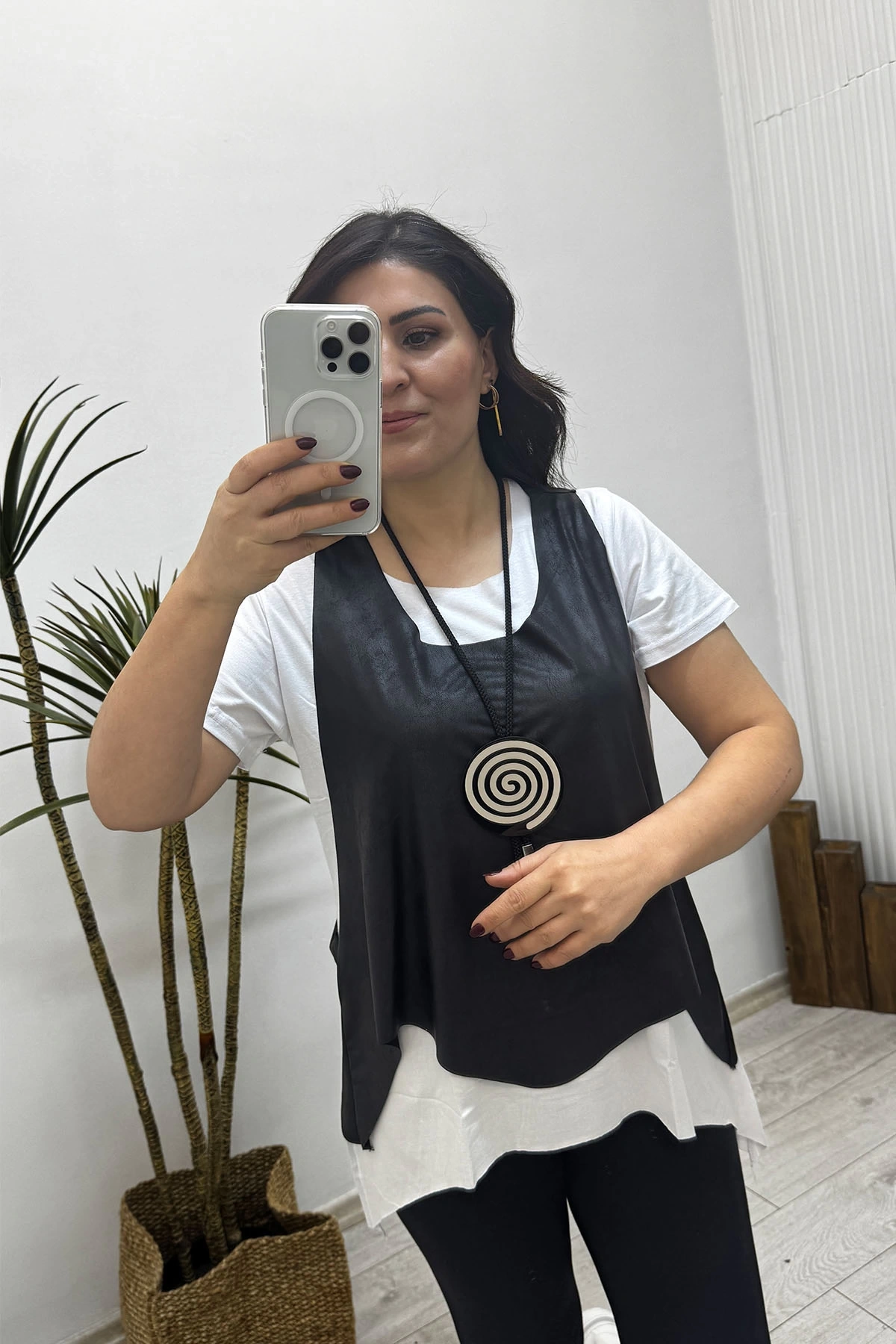 Kısa Kol Deri Yelekli Kolyeli Bluz Beyaz