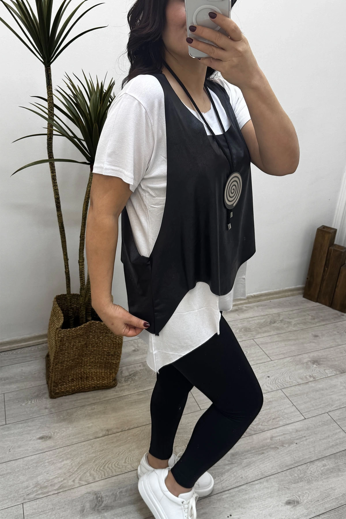 Kısa Kol Deri Yelekli Kolyeli Bluz Beyaz