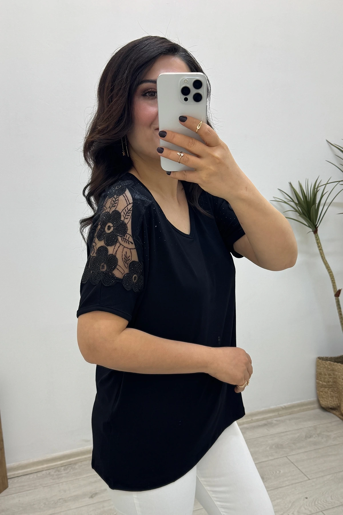 Kolda Tül Ve Nakış Detaylı Siyah Bluz