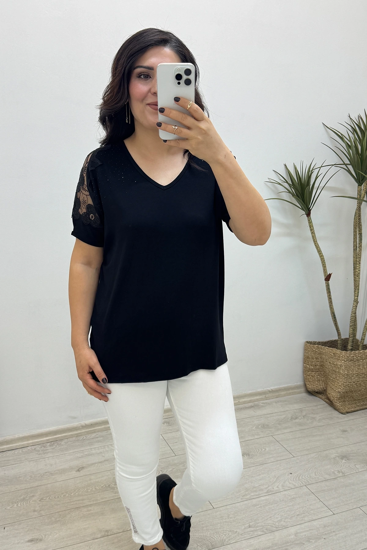 Kolda Tül Ve Nakış Detaylı Siyah Bluz