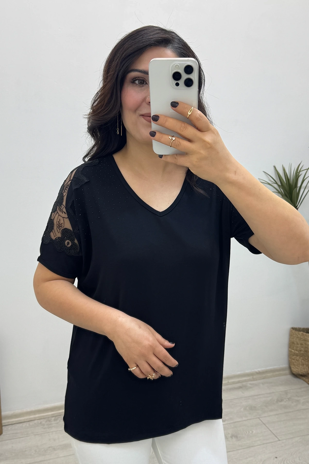 Kolda Tül Ve Nakış Detaylı Siyah Bluz