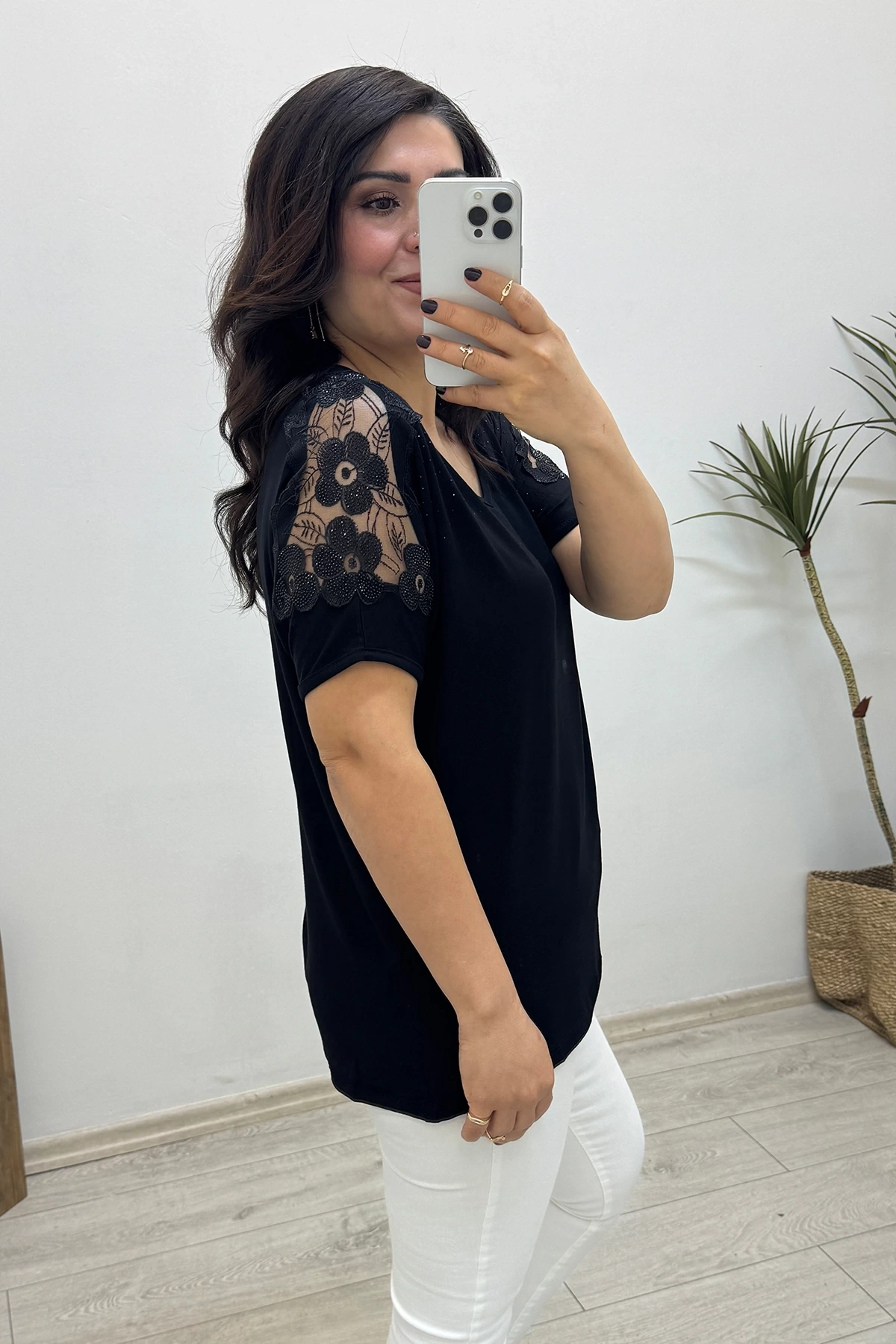 Kolda Tül Ve Nakış Detaylı Siyah Bluz