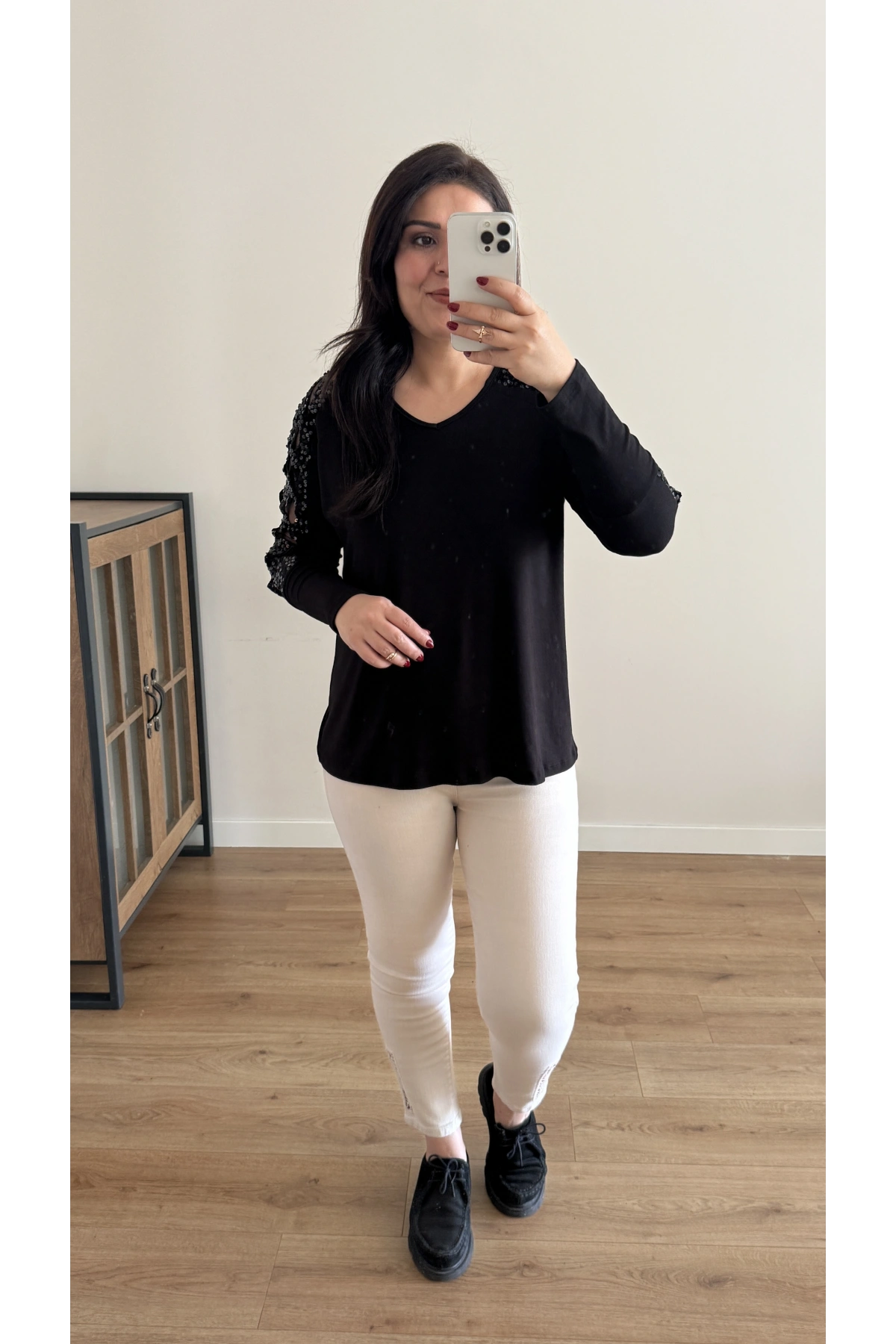 Kollarda Tül Ve Pul Detaylı Siyah Bluz