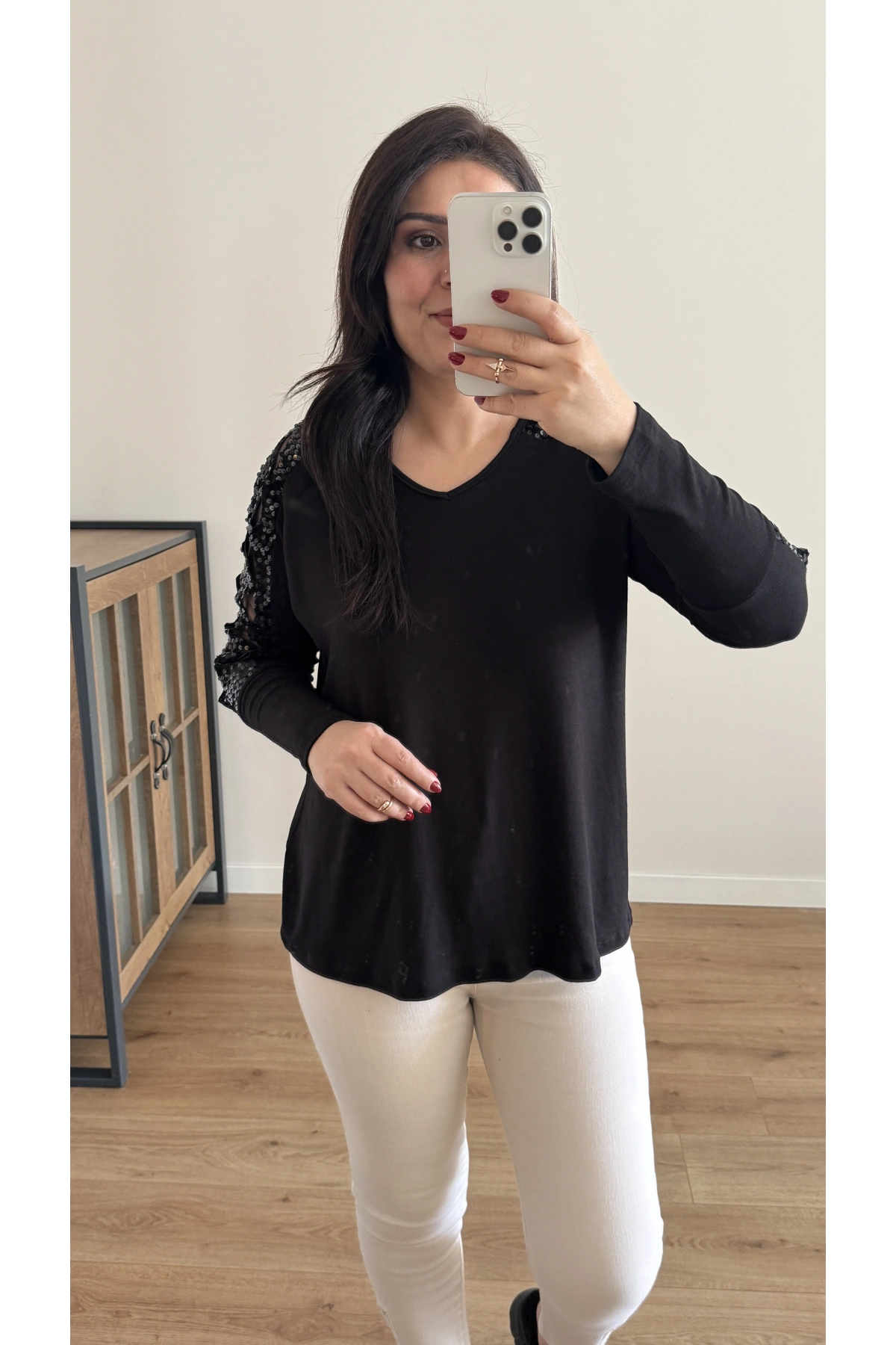 Kollarda Tül Ve Pul Detaylı Siyah Bluz