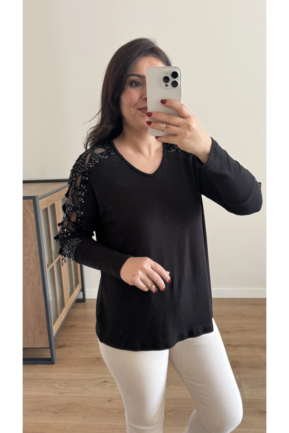 Kollarda Tül Ve Pul Detaylı Siyah Bluz