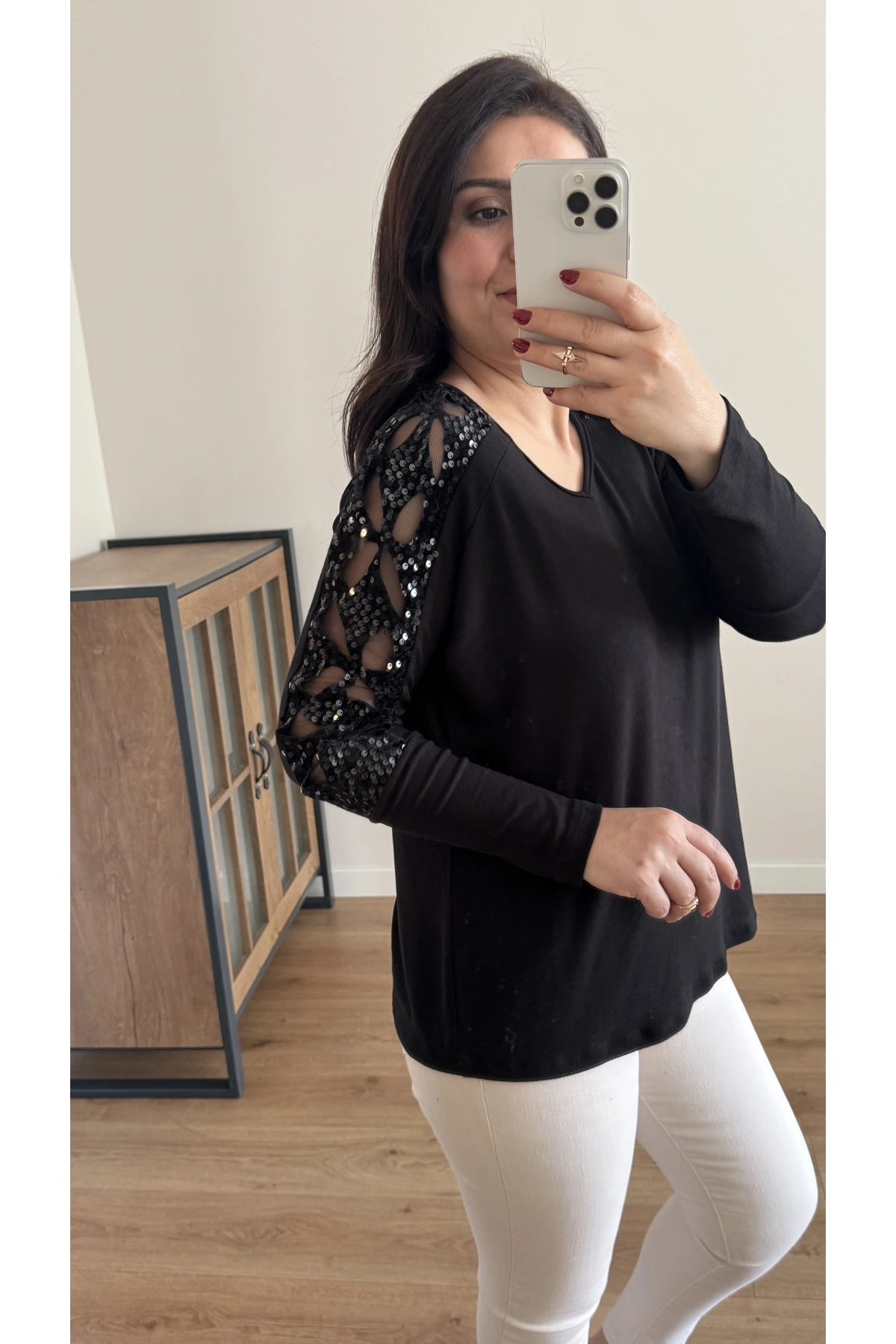 Kollarda Tül Ve Pul Detaylı Siyah Bluz