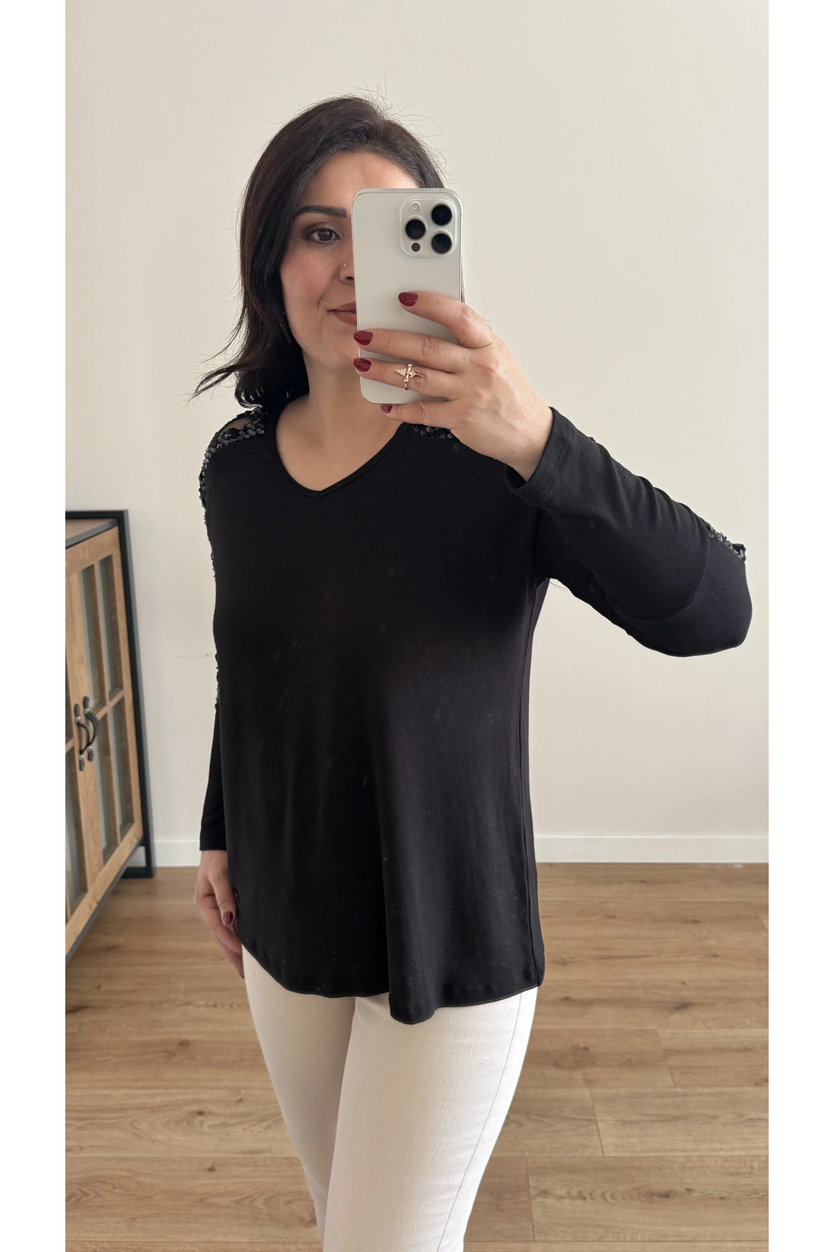 Kollarda Tül Ve Pul Detaylı Siyah Bluz