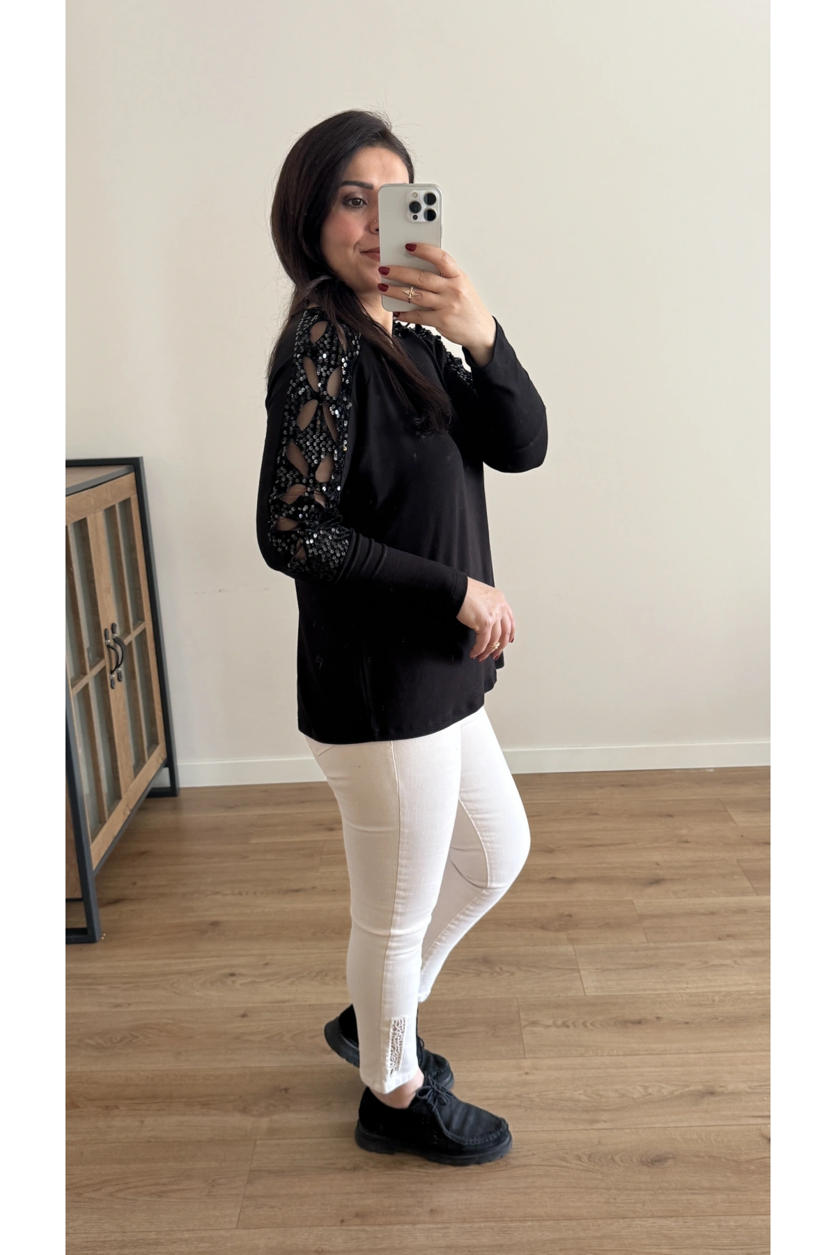 Kollarda Tül Ve Pul Detaylı Siyah Bluz