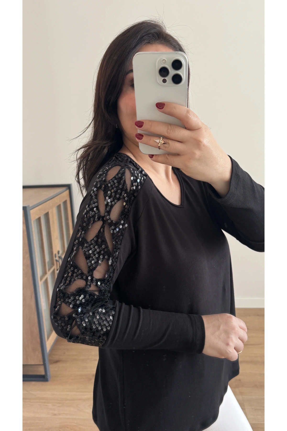 Kollarda Tül Ve Pul Detaylı Siyah Bluz