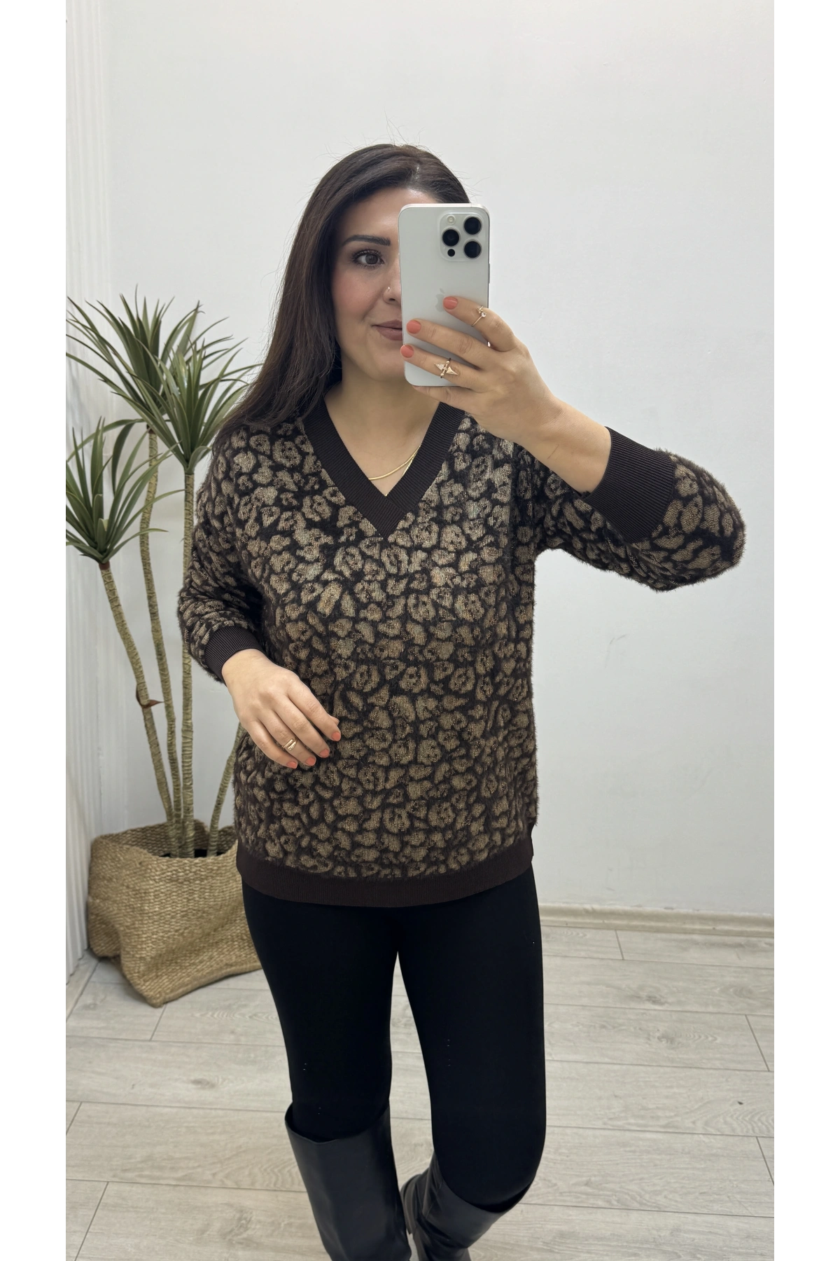 Leopar Desenli V Yaka Kahverengi Yumoş Kazak