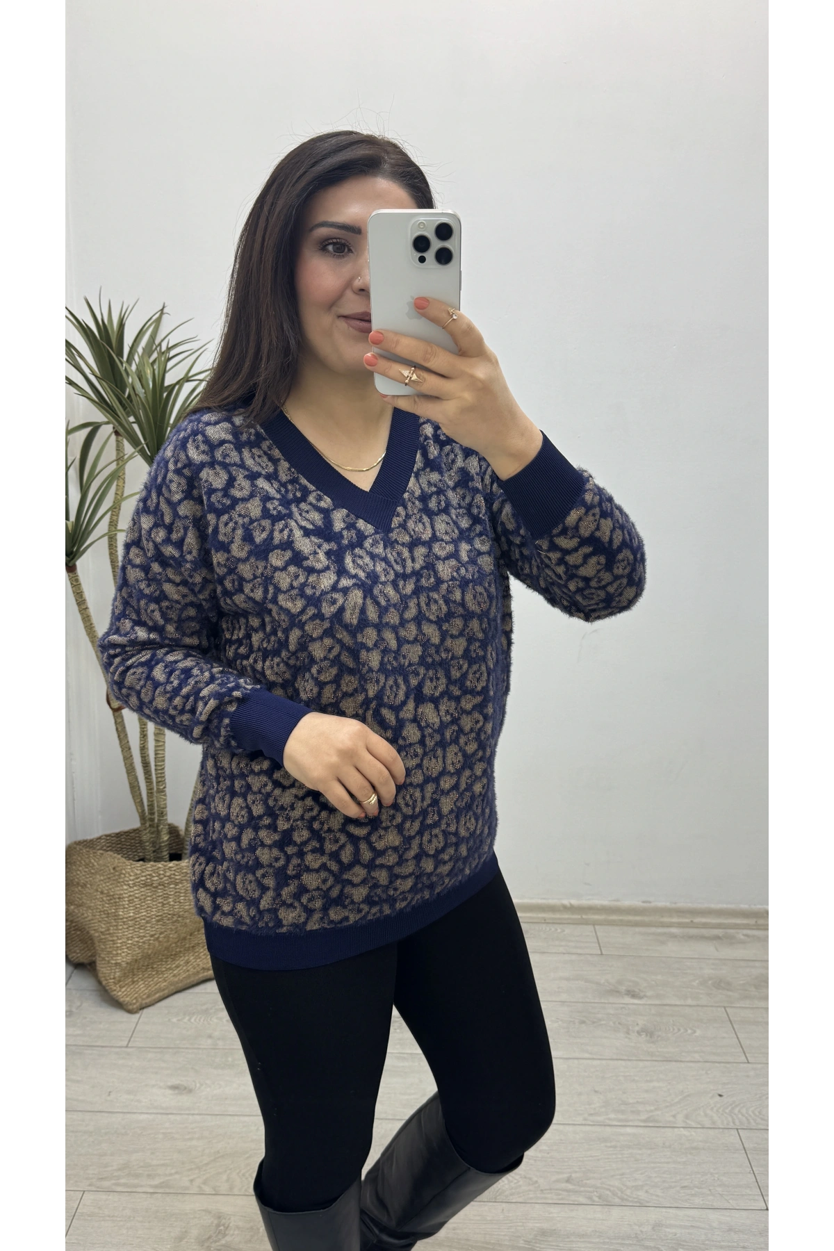 Leopar Desenli V Yaka Lacivert Yumoş Kazak