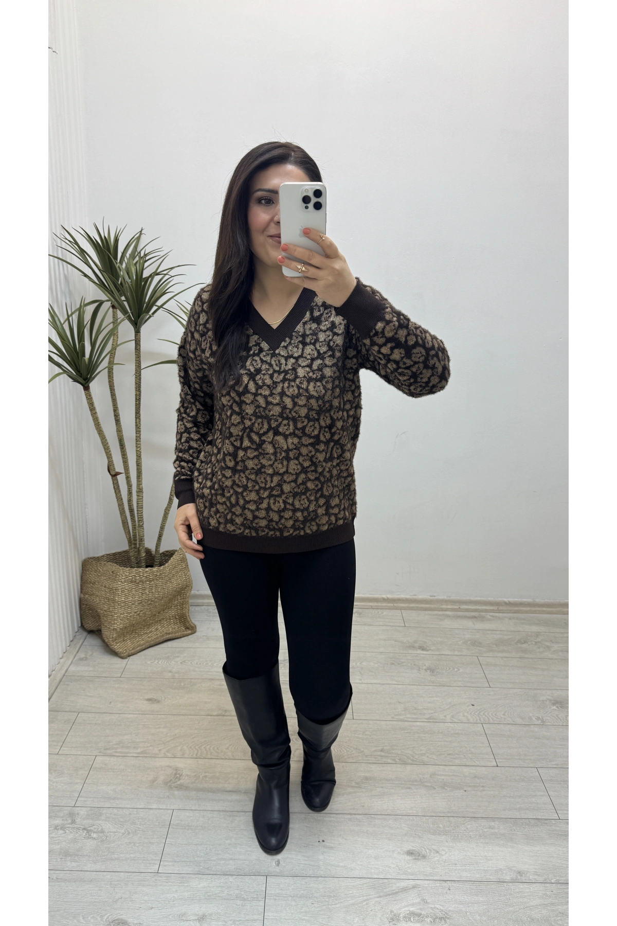 Leopar Desenli V Yaka Kahverengi Yumoş Kazak