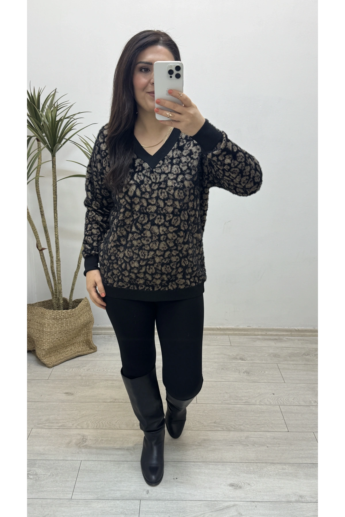 Leopar Desenli V Yaka Siyah Yumoş Kazak