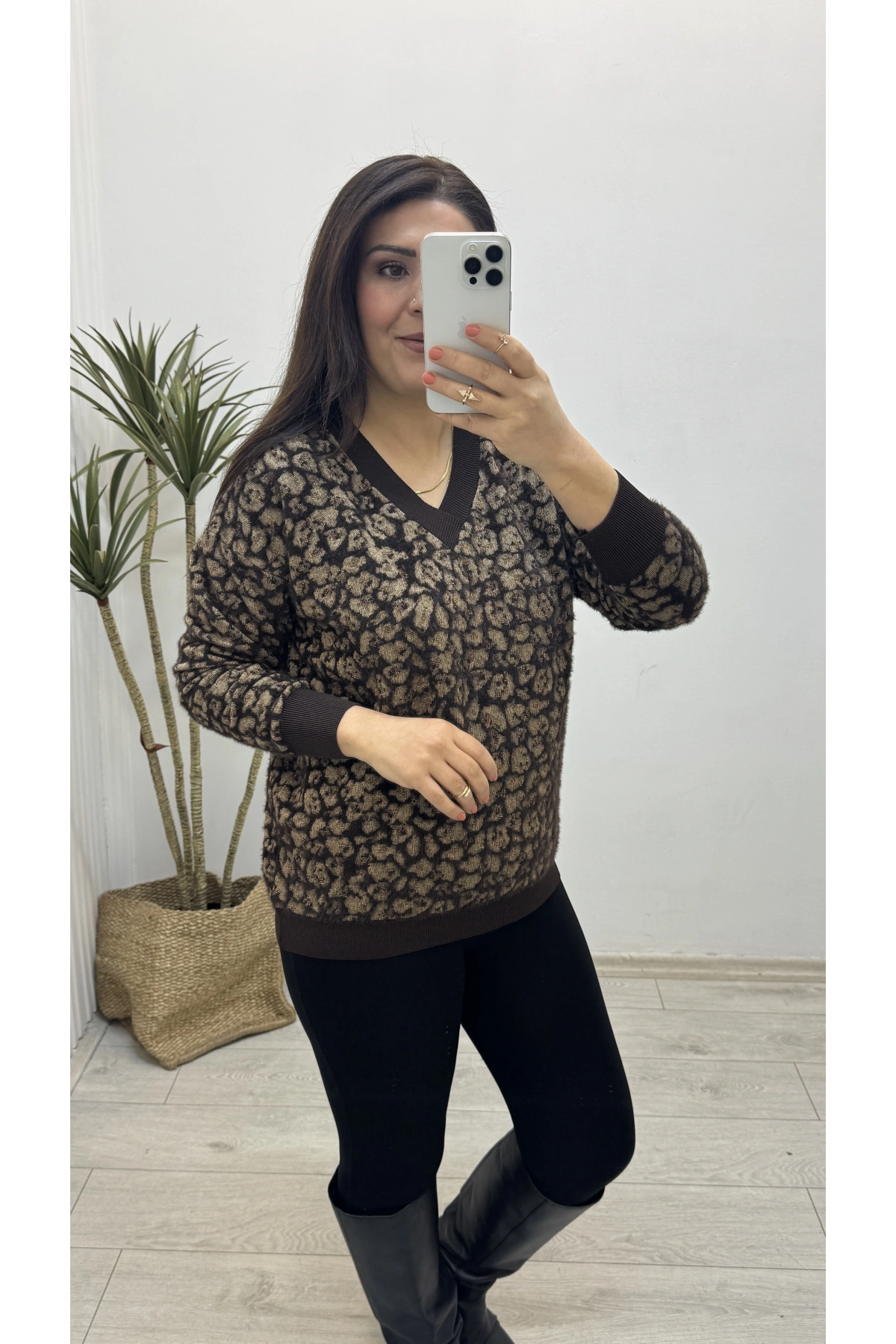 Leopar Desenli V Yaka Kahverengi Yumoş Kazak