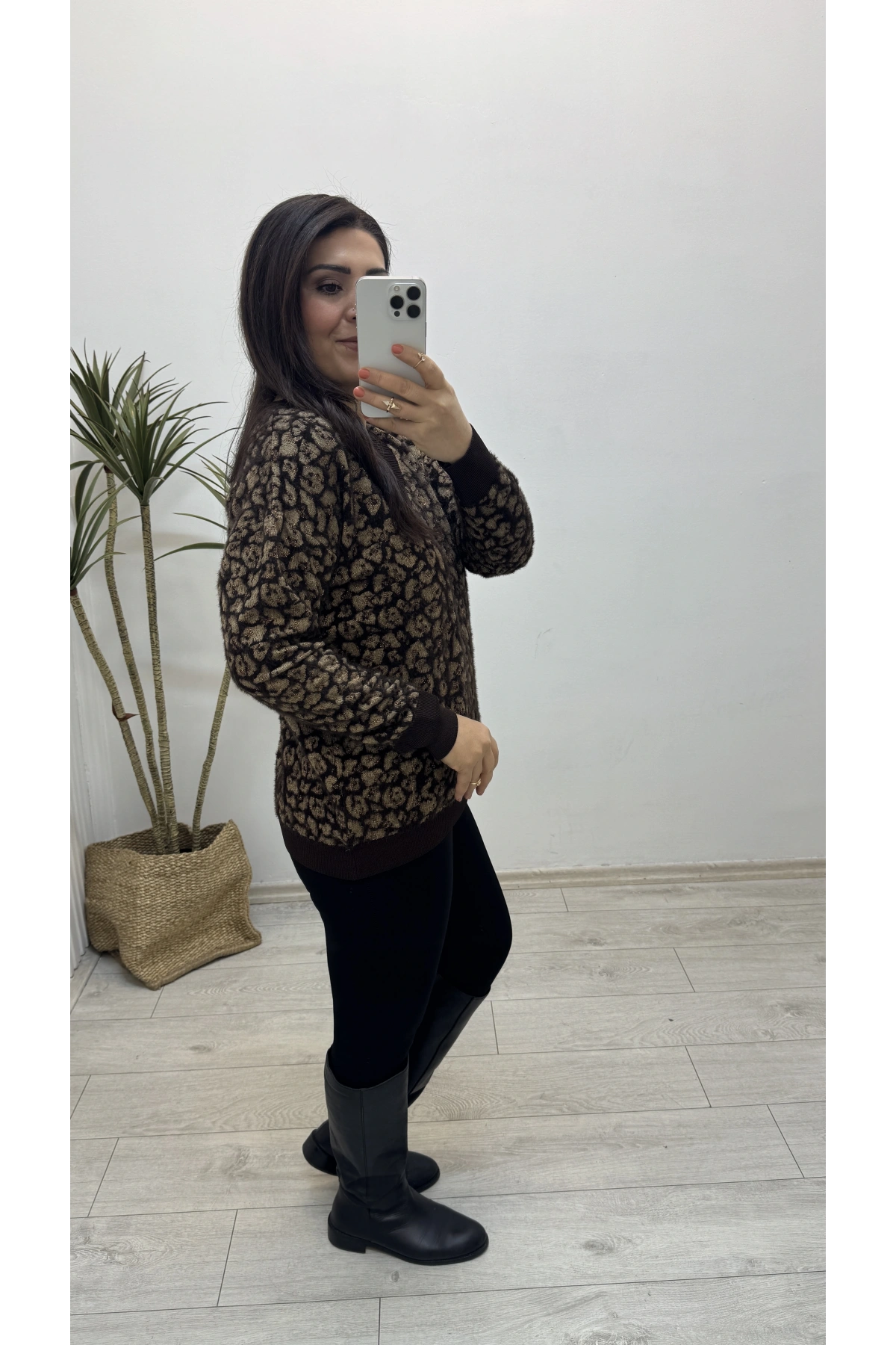 Leopar Desenli V Yaka Kahverengi Yumoş Kazak