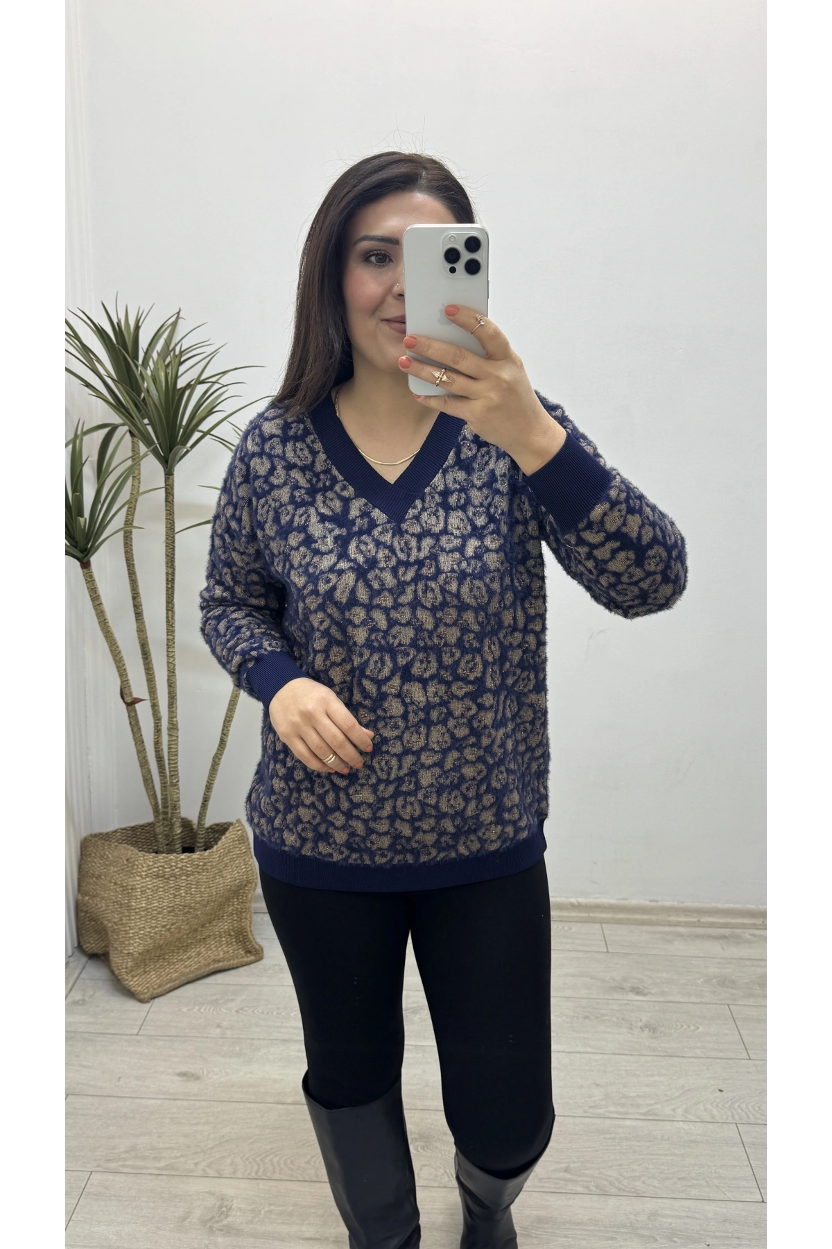 Leopar Desenli V Yaka Lacivert Yumoş Kazak
