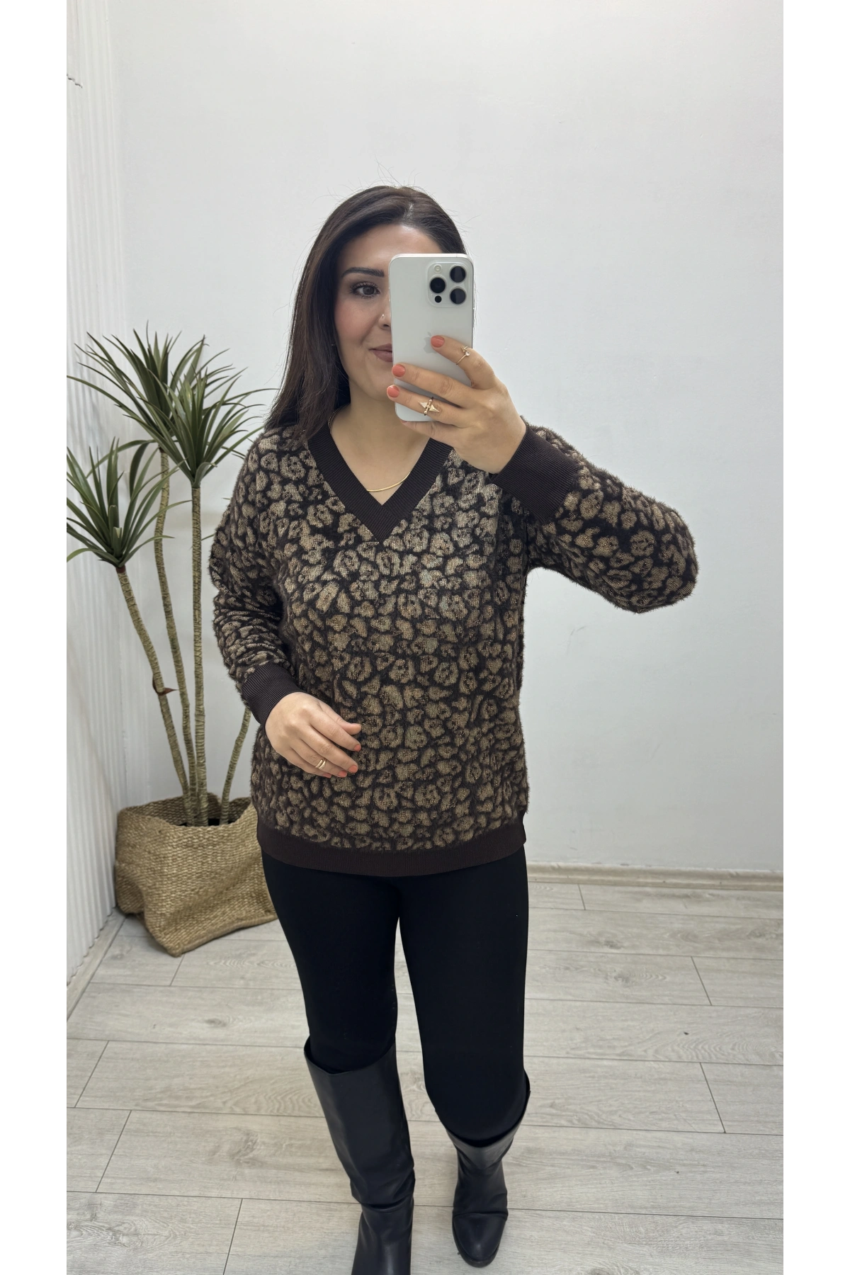 Leopar Desenli V Yaka Kahverengi Yumoş Kazak