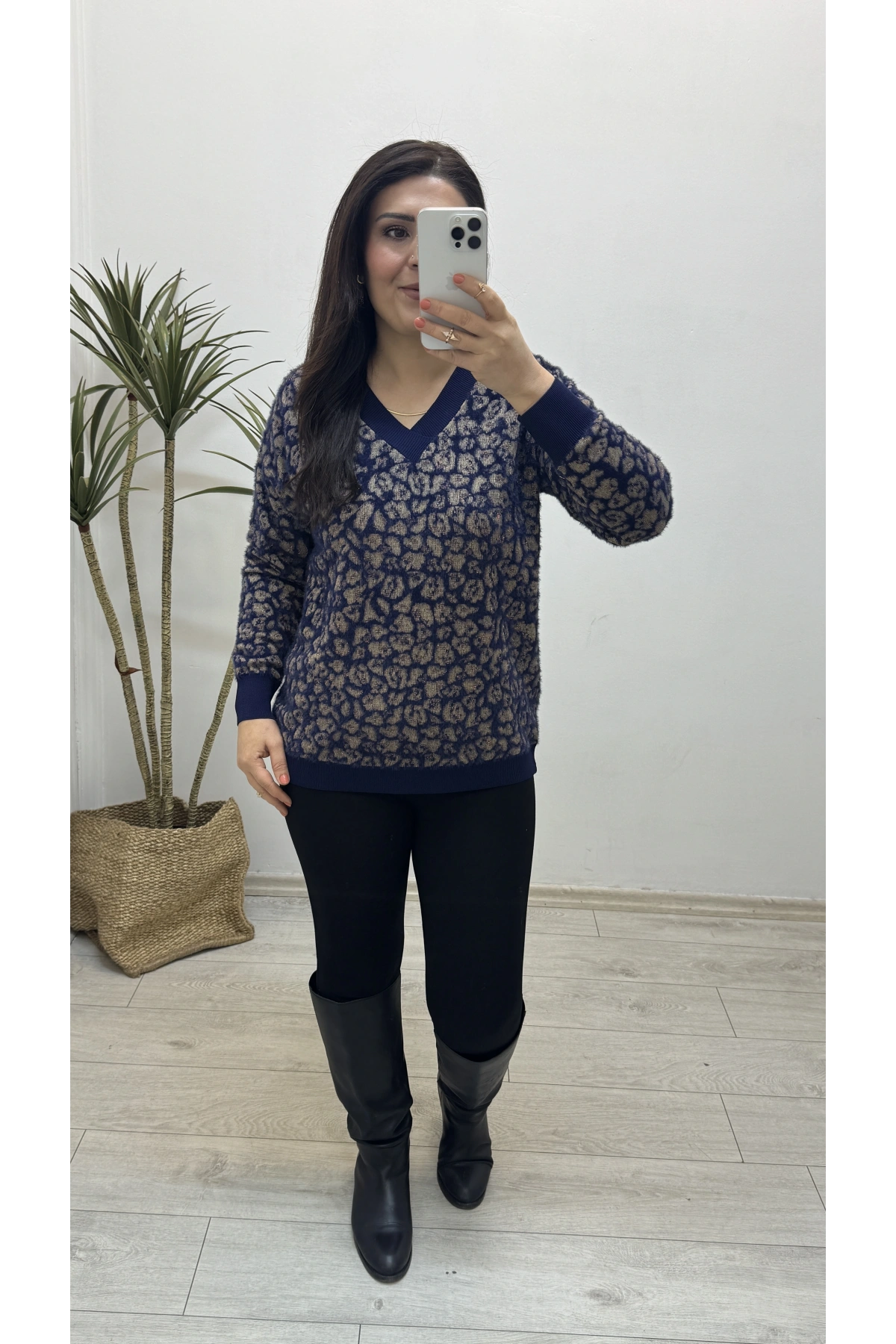 Leopar Desenli V Yaka Lacivert Yumoş Kazak