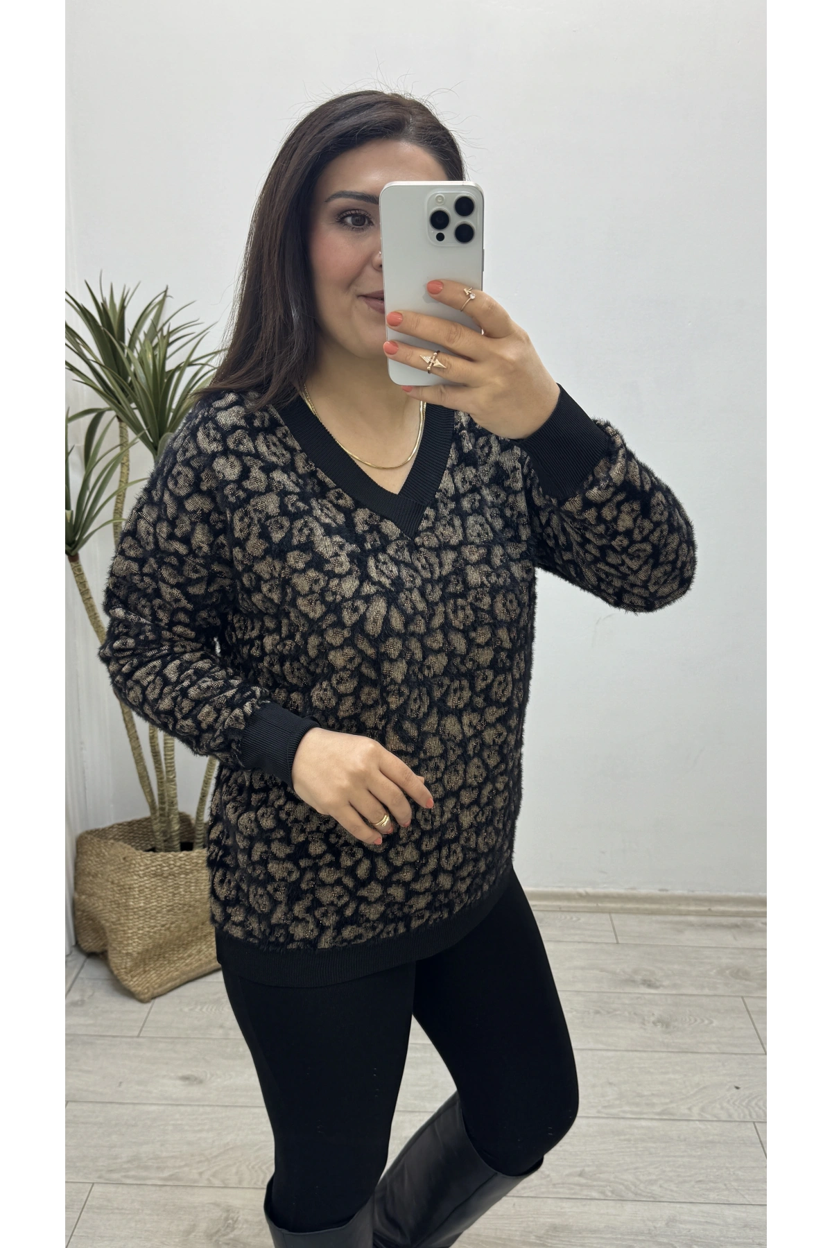 Leopar Desenli V Yaka Siyah Yumoş Kazak