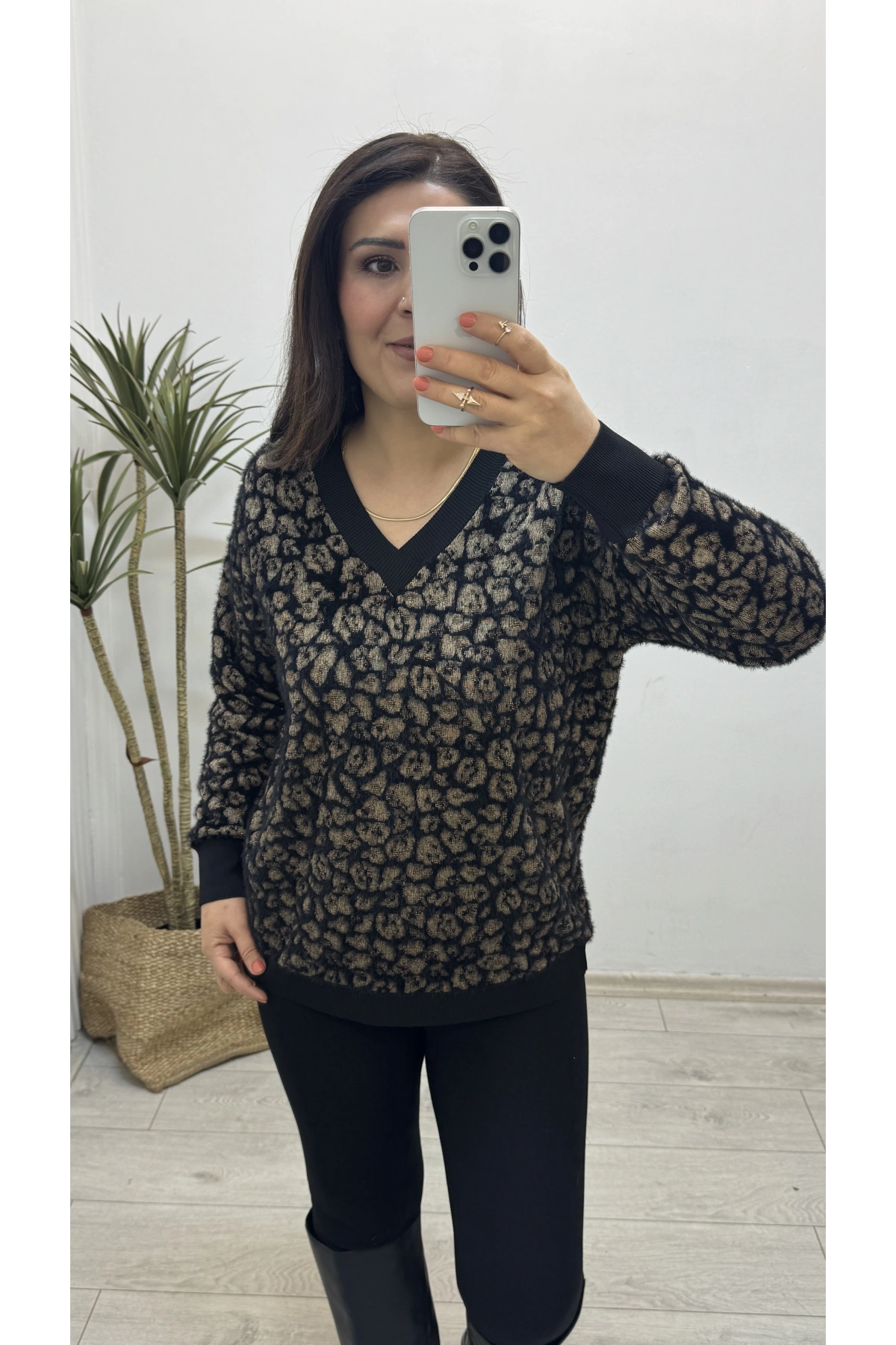 Leopar Desenli V Yaka Siyah Yumoş Kazak