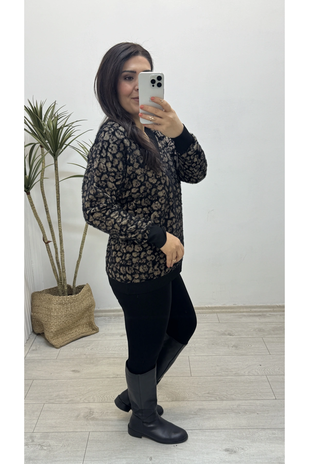 Leopar Desenli V Yaka Siyah Yumoş Kazak