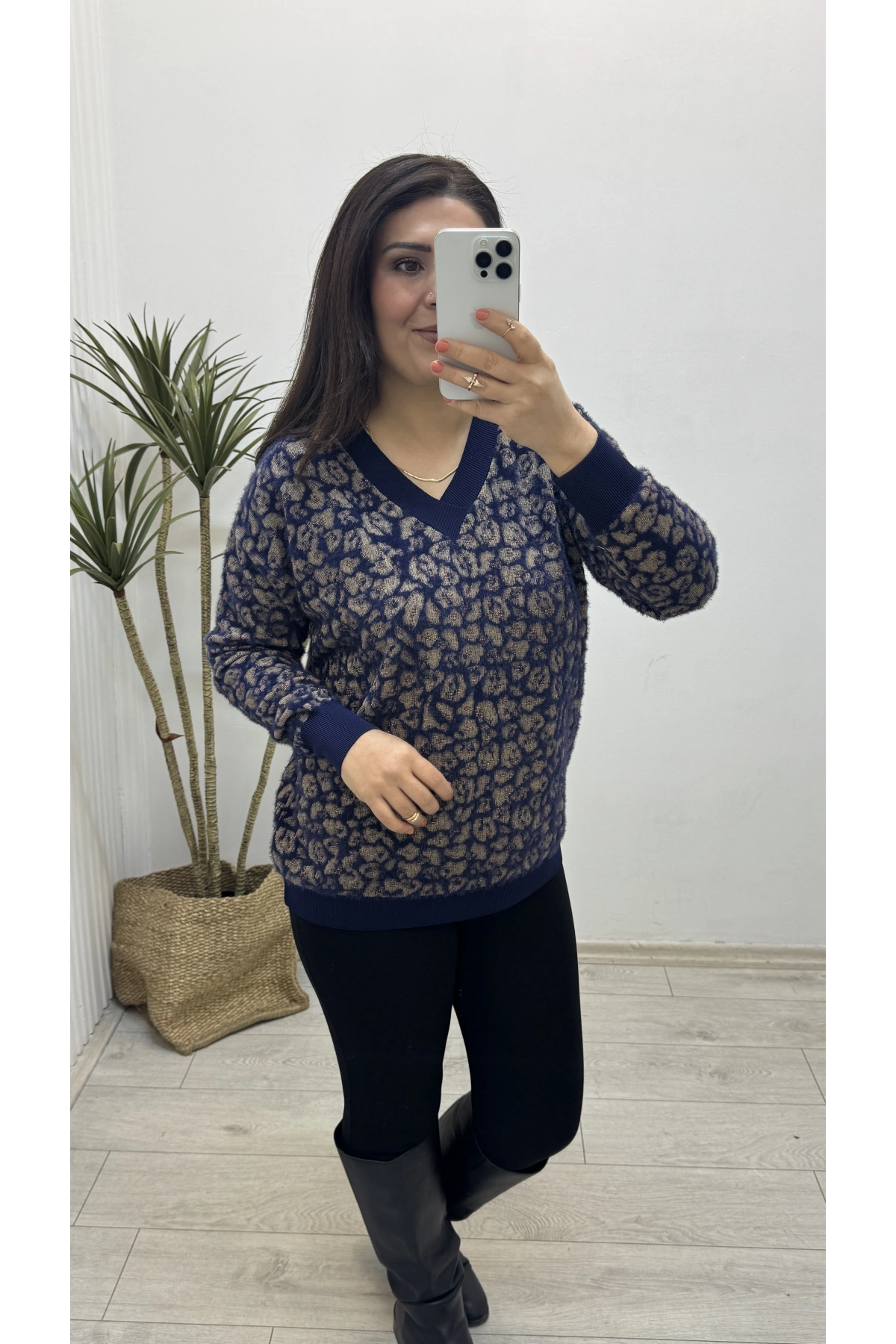 Leopar Desenli V Yaka Lacivert Yumoş Kazak
