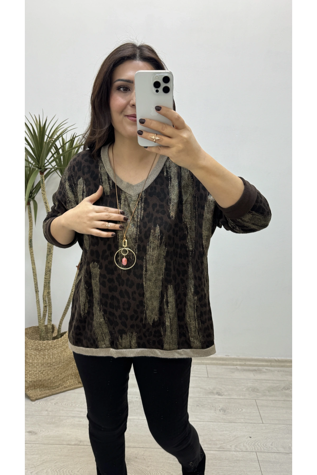 Leopar Sim Baskılı Acı Kahve V Yaka Bluz