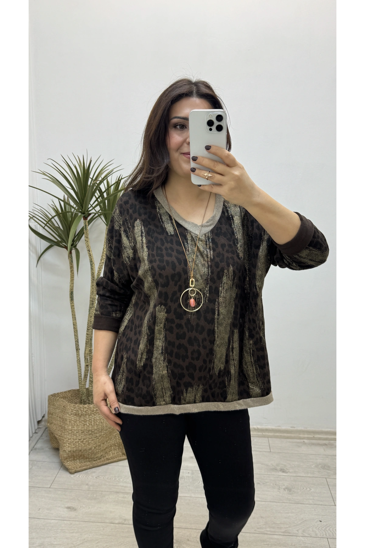 Leopar Sim Baskılı Acı Kahve V Yaka Bluz